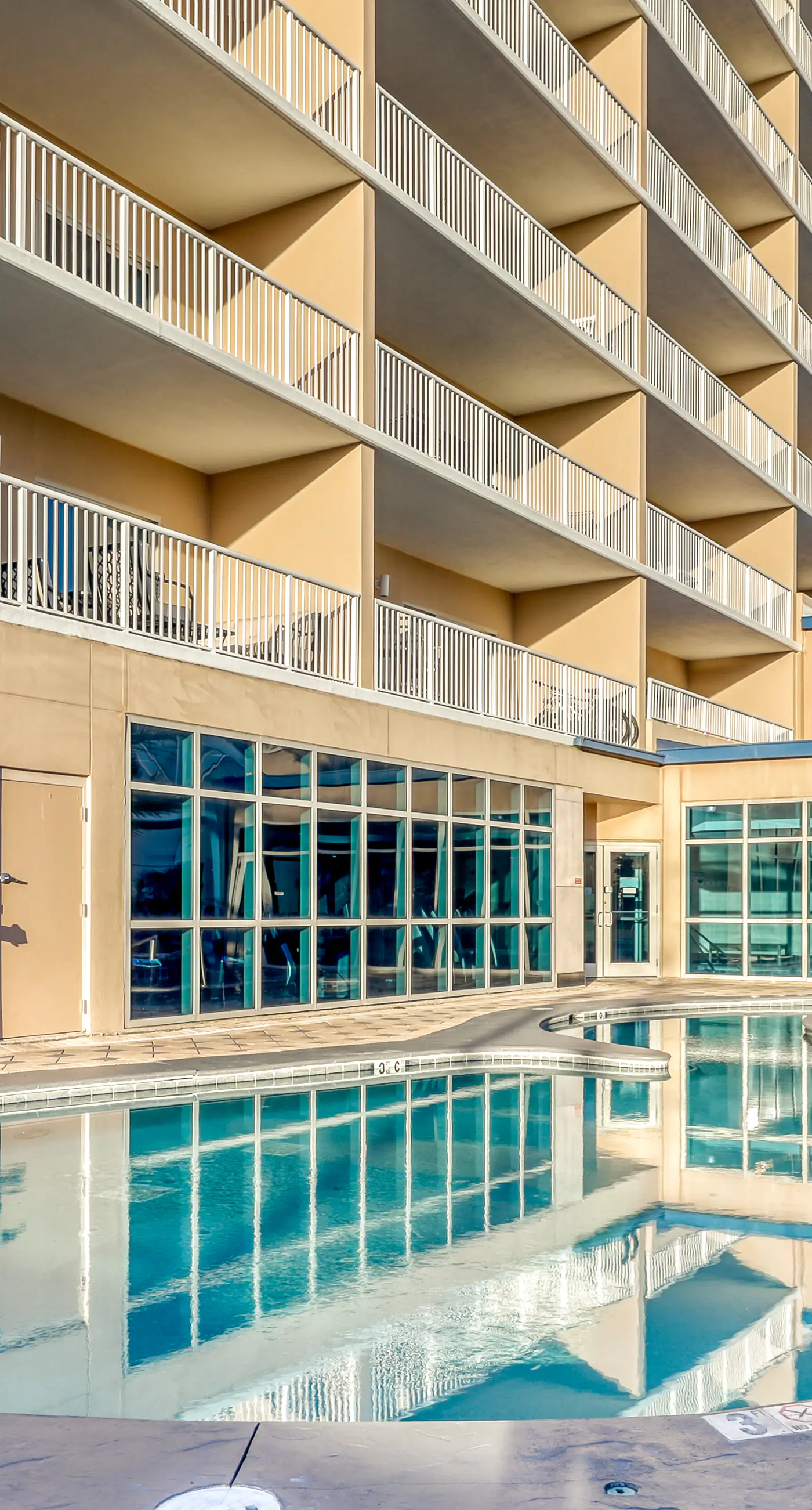 Centrally located condo w/ picturesque views & shared pools/lazy river