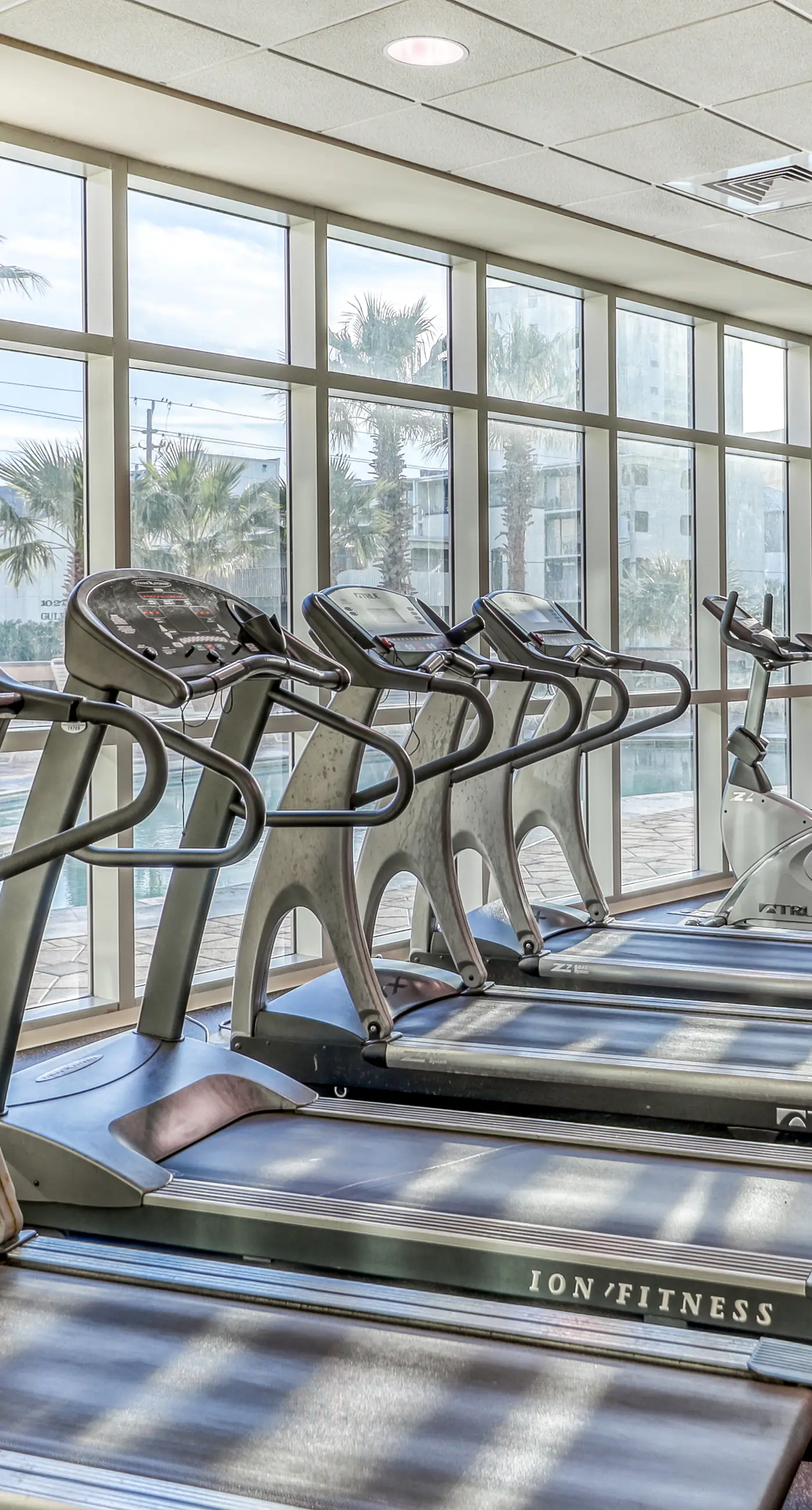 Centrally located condo w/ picturesque views & shared pools/lazy river