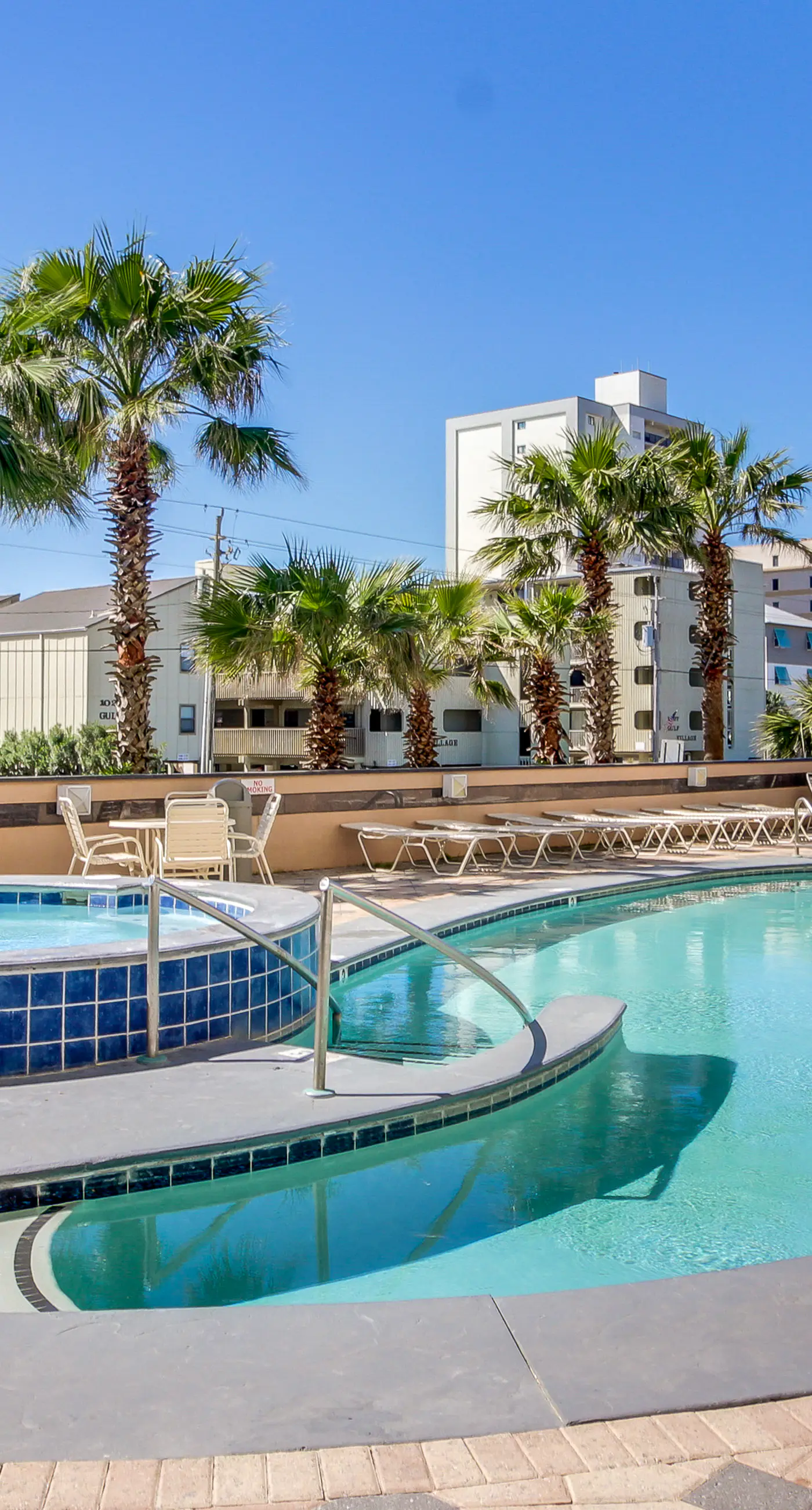 Centrally located condo w/ picturesque views & shared pools/lazy river