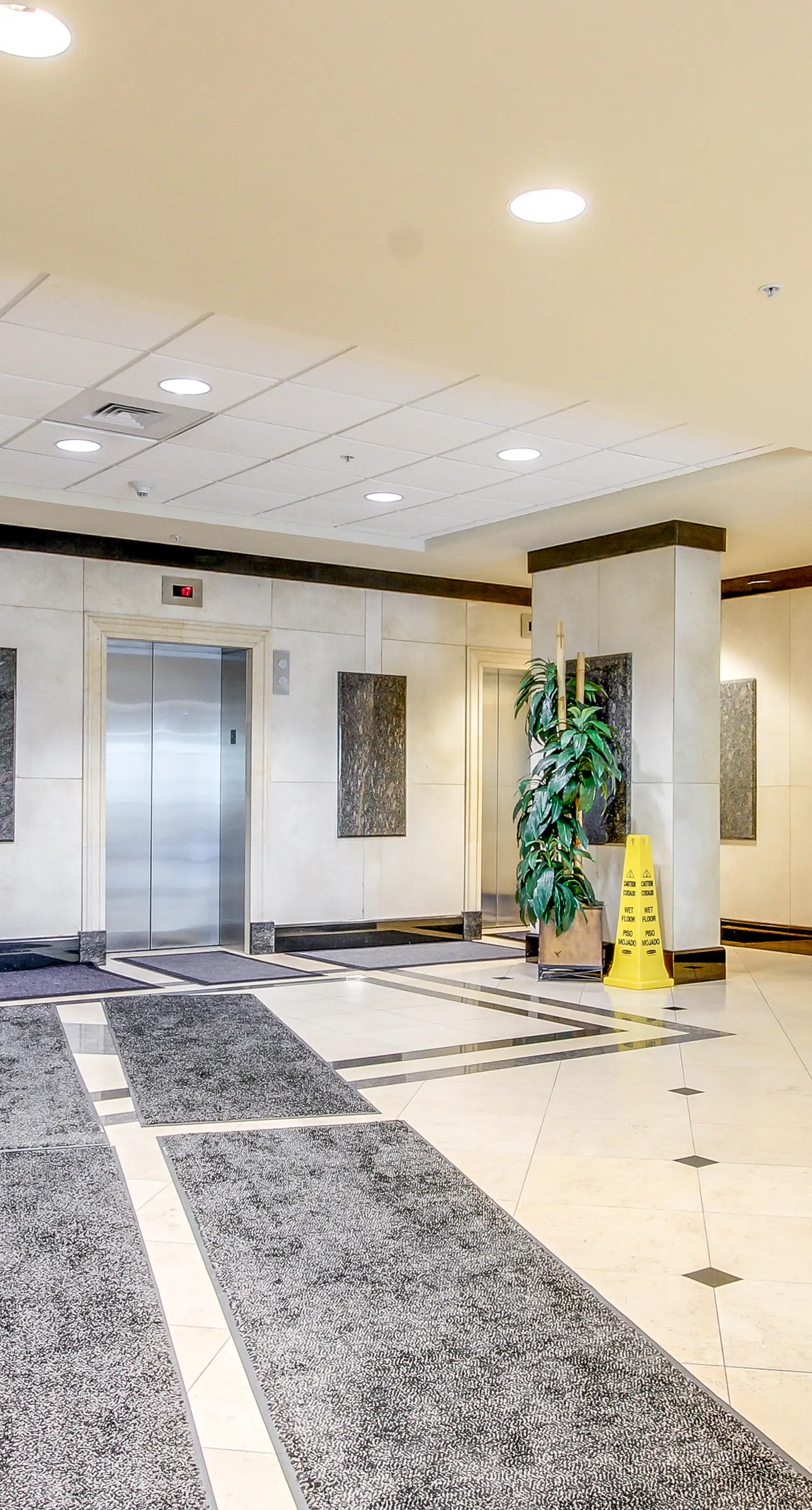 Centrally located condo w/ picturesque views & shared pools/lazy river