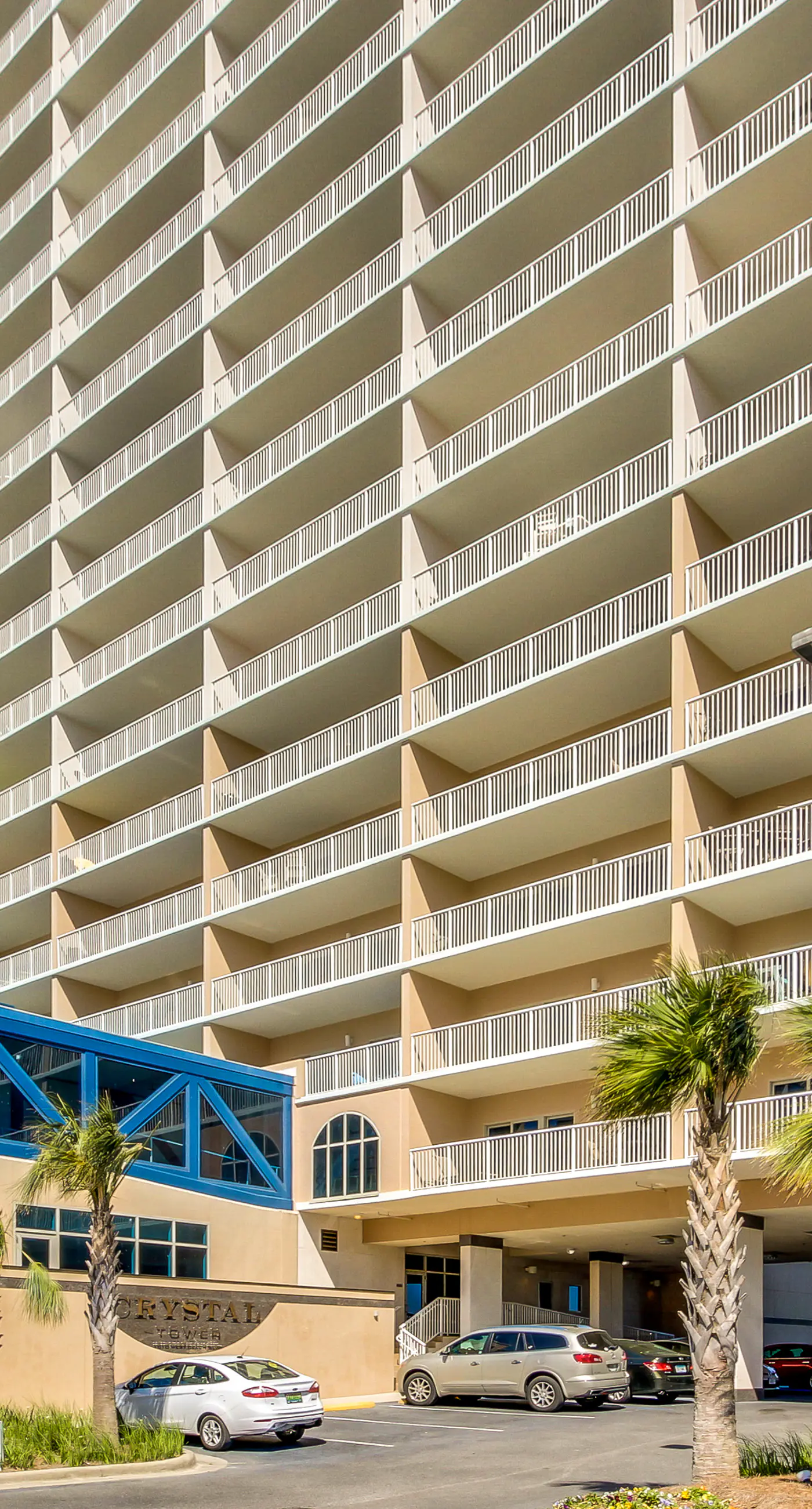 Centrally located condo w/ picturesque views & shared pools/lazy river