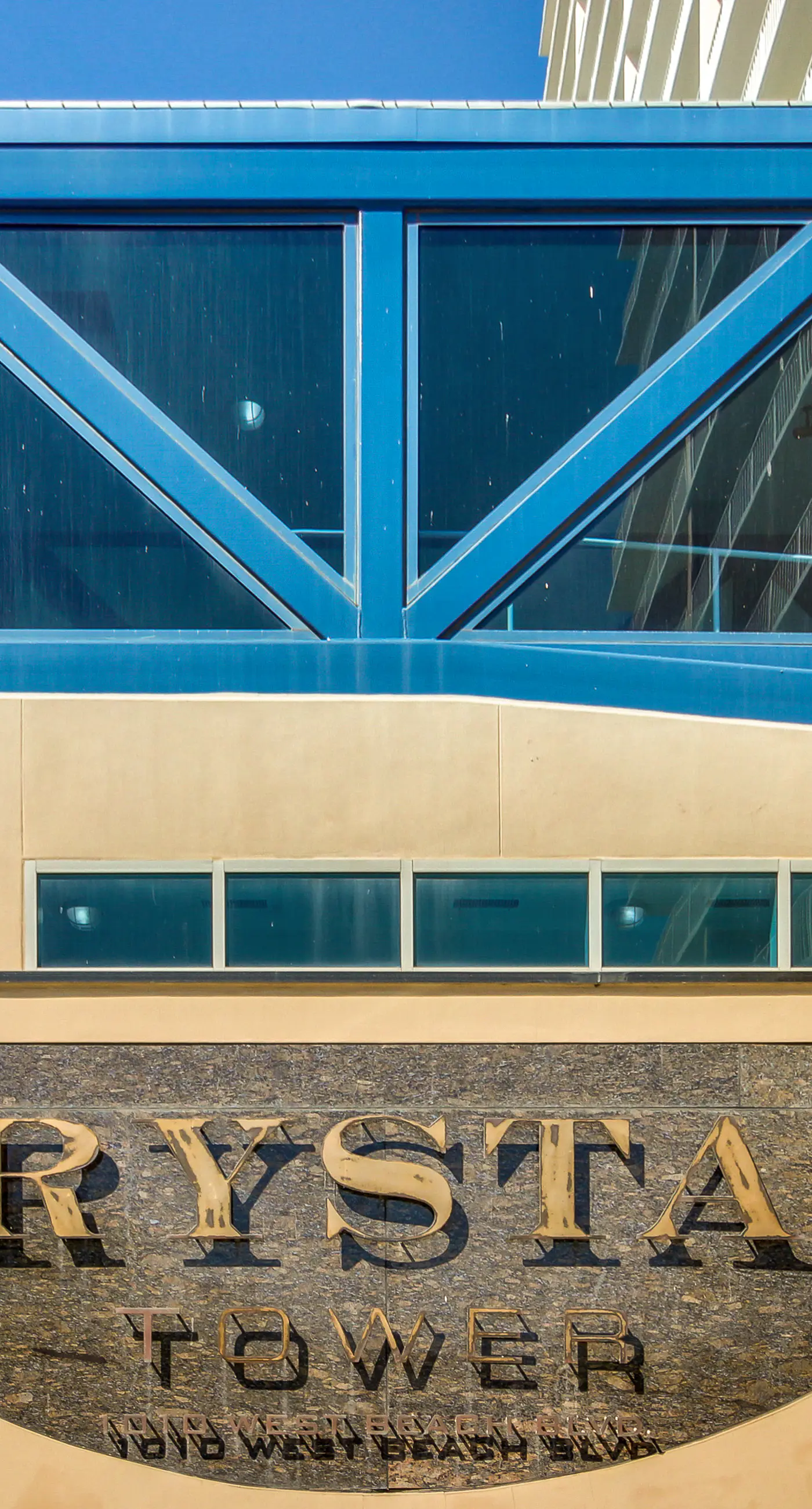 Centrally located condo w/ picturesque views & shared pools/lazy river