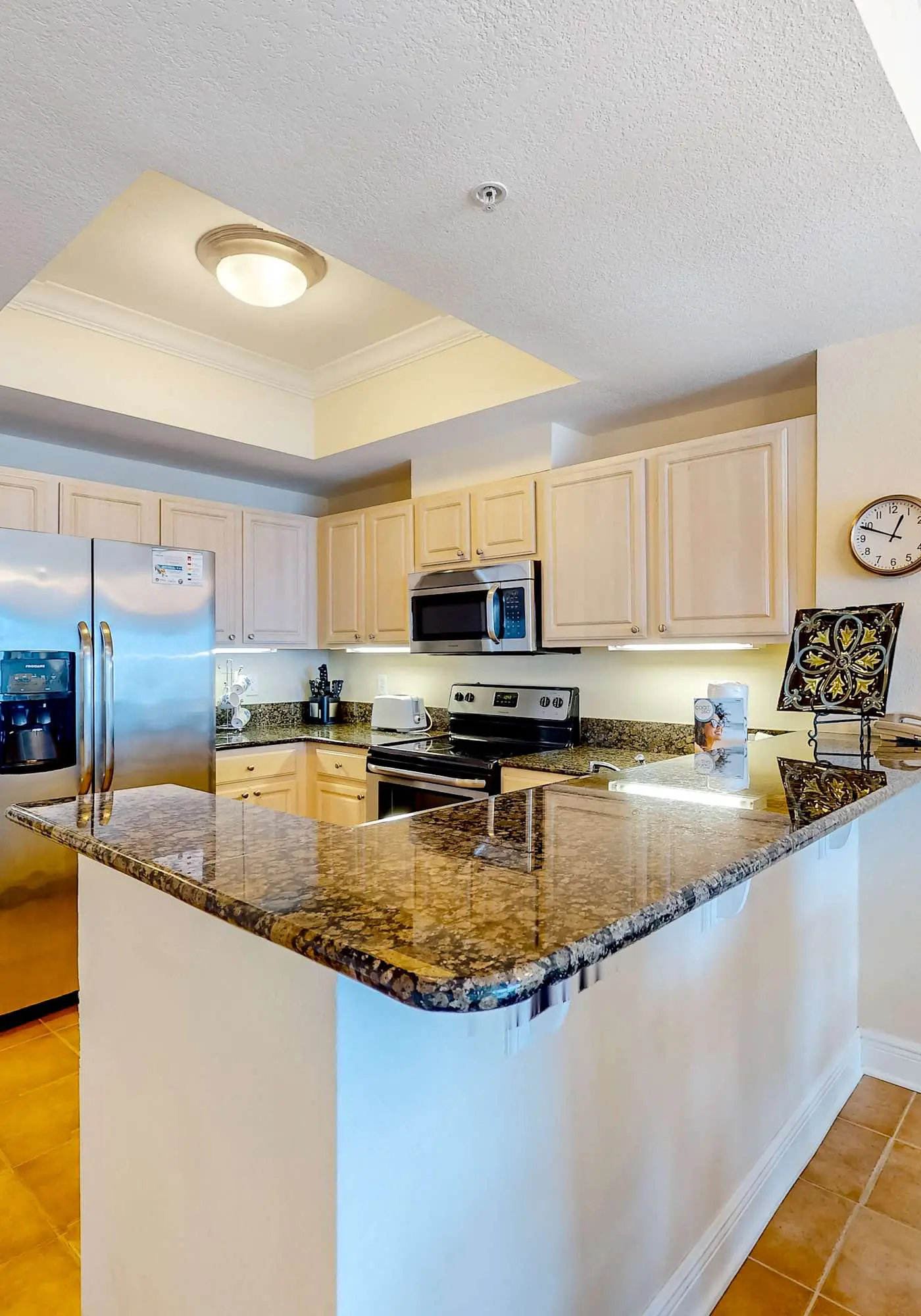 Centrally located condo w/ picturesque views & shared pools/lazy river