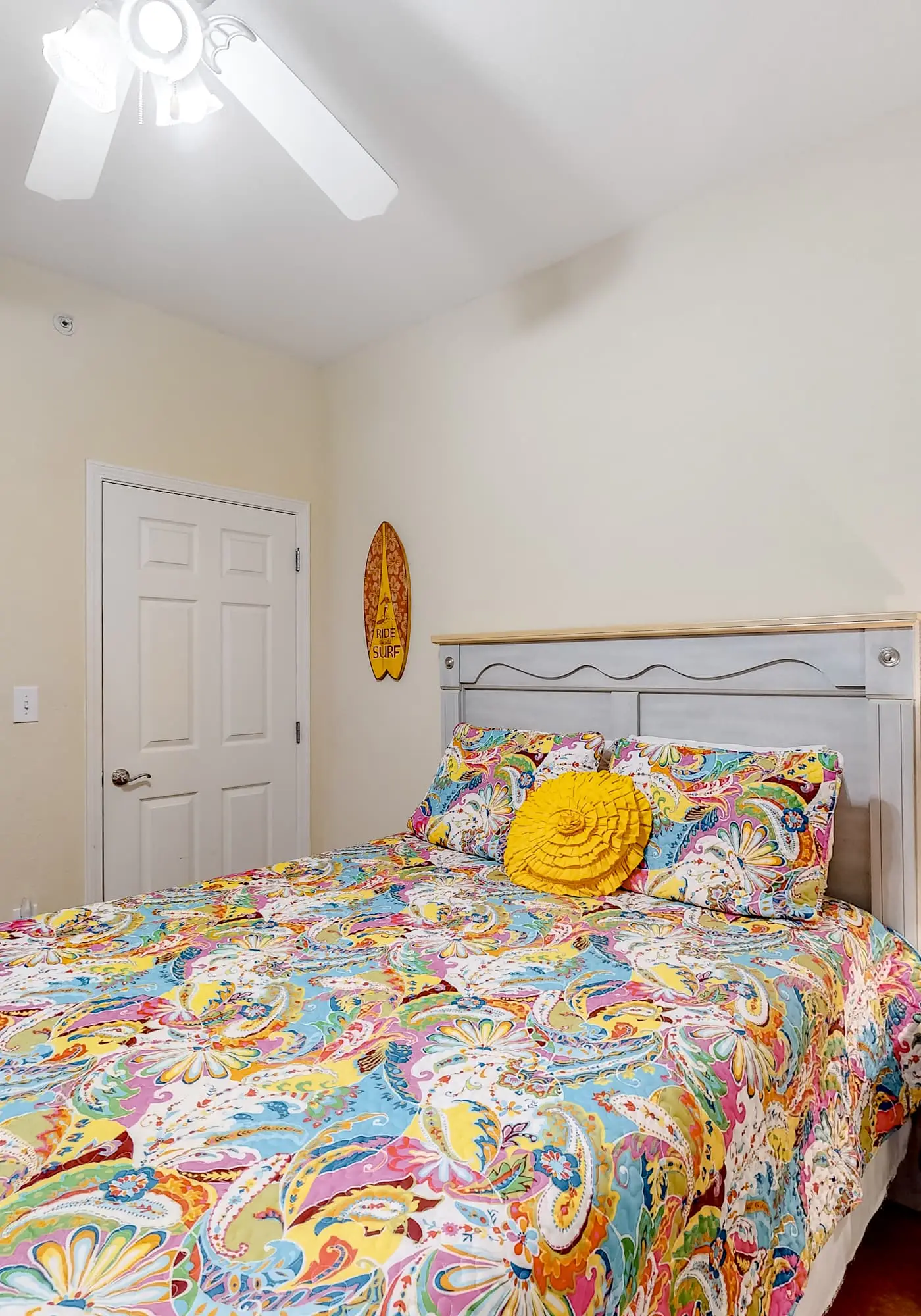 Centrally located condo w/ picturesque views & shared pools/lazy river