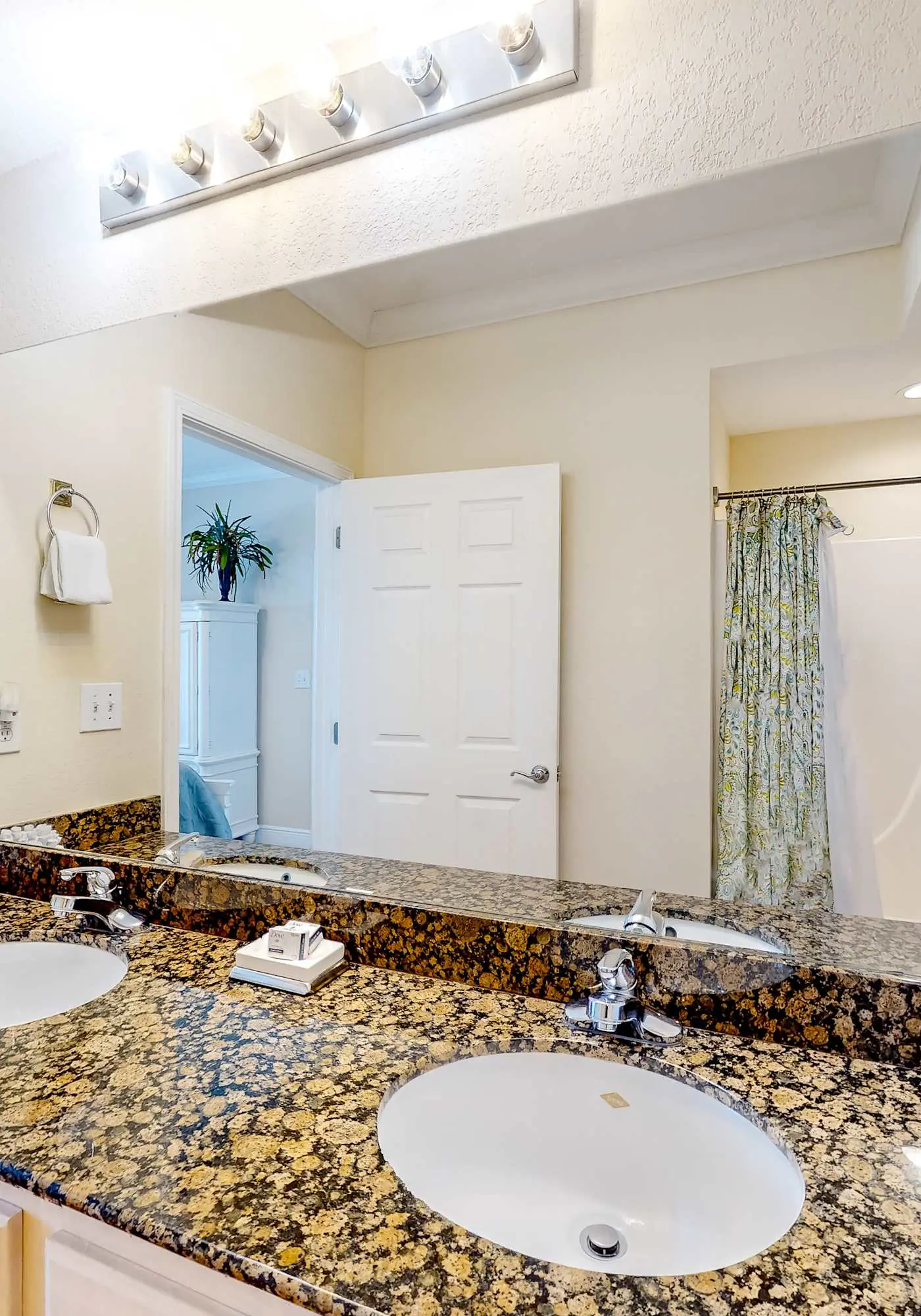 Centrally located condo w/ picturesque views & shared pools/lazy river