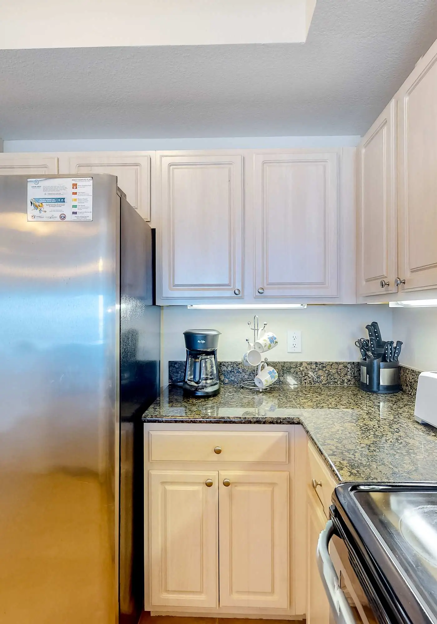 Centrally located condo w/ picturesque views & shared pools/lazy river