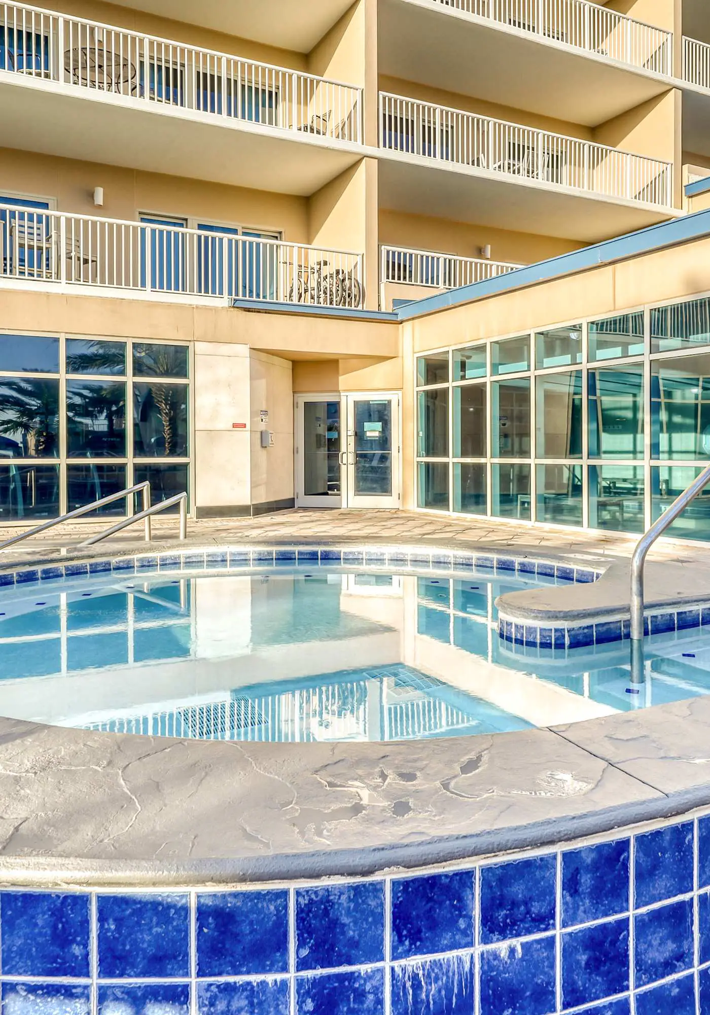 Centrally located condo w/ picturesque views & shared pools/lazy river
