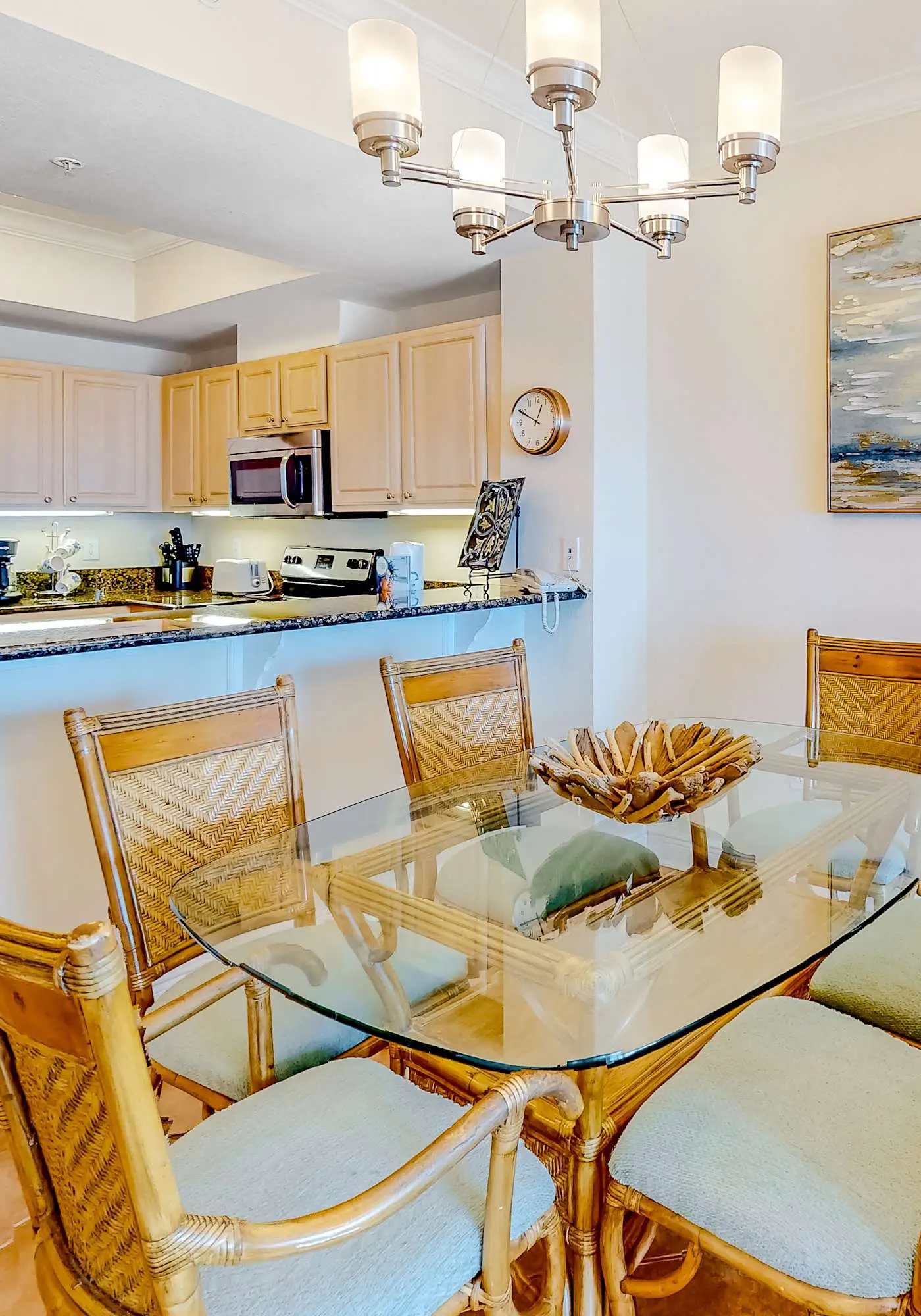 Centrally located condo w/ picturesque views & shared pools/lazy river