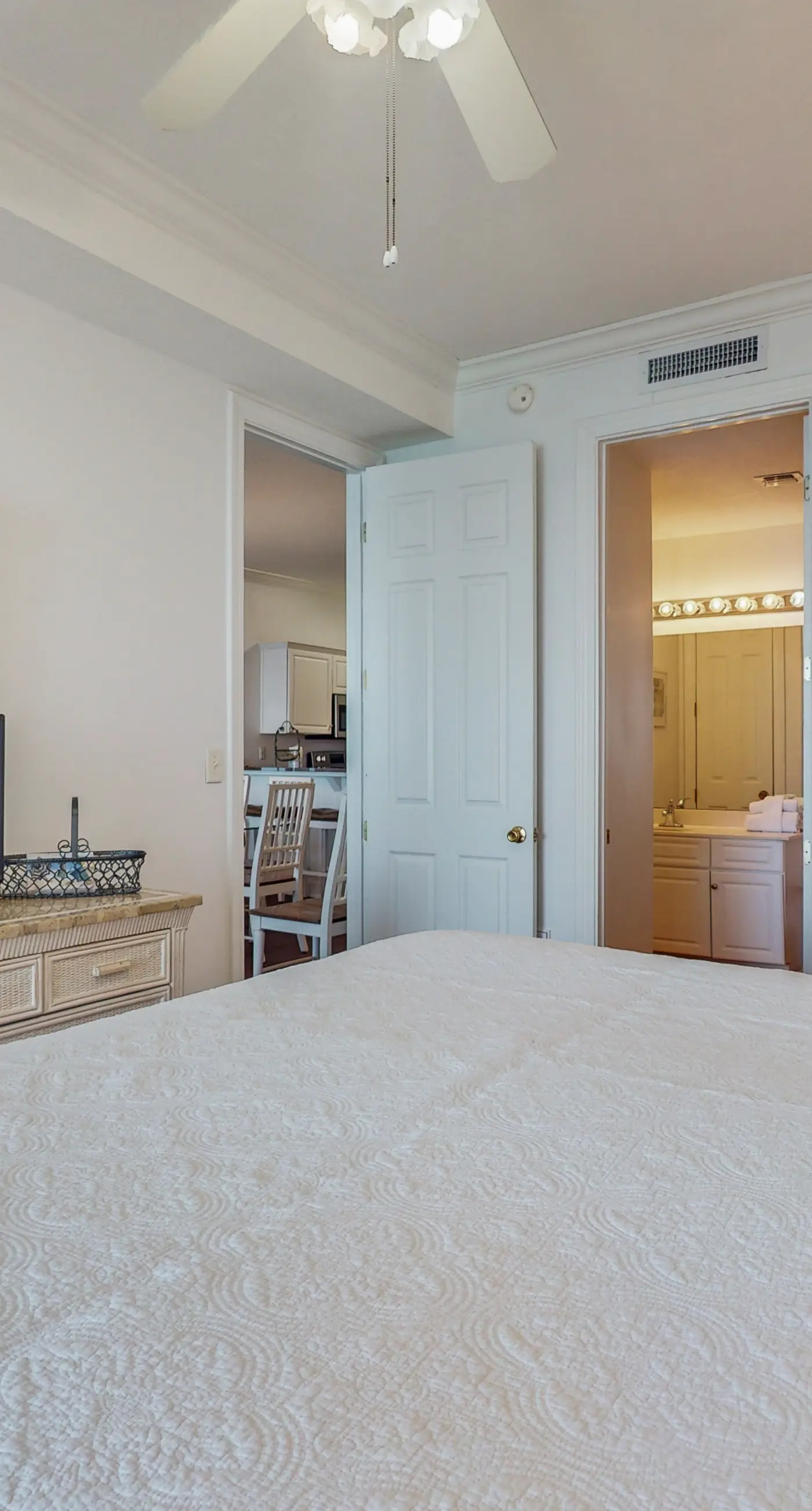 Penthouse-level, waterfront condo with epic Gulf-view balcony, pools, & gym