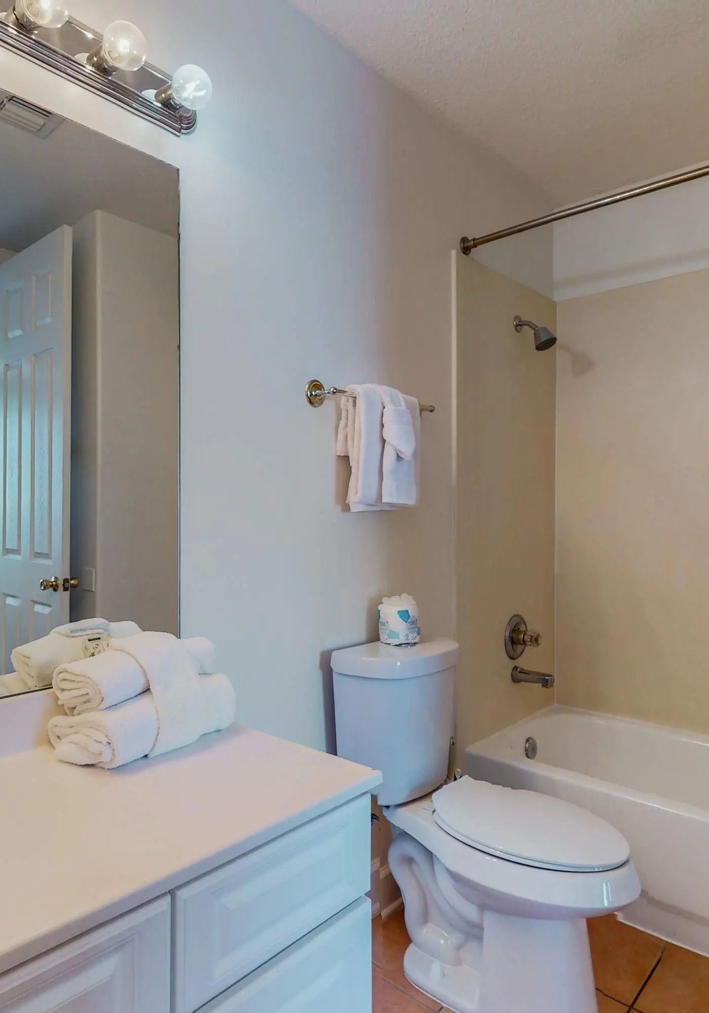 Penthouse-level, waterfront condo with epic Gulf-view balcony, pools, & gym