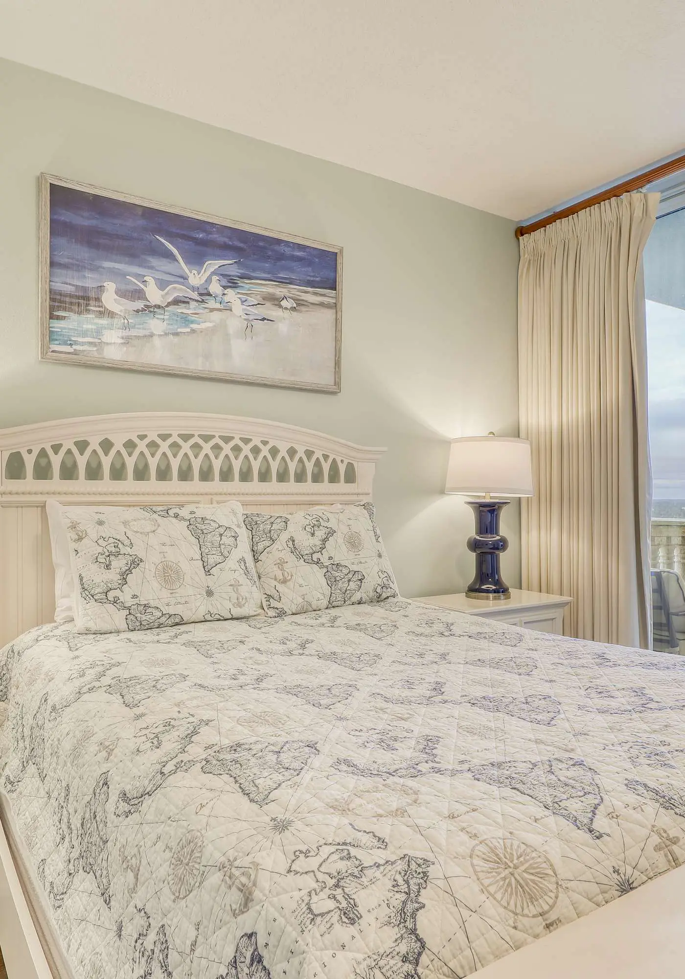 Gulf-front condo w private balcony & shared pool, hot tub, gym & sauna