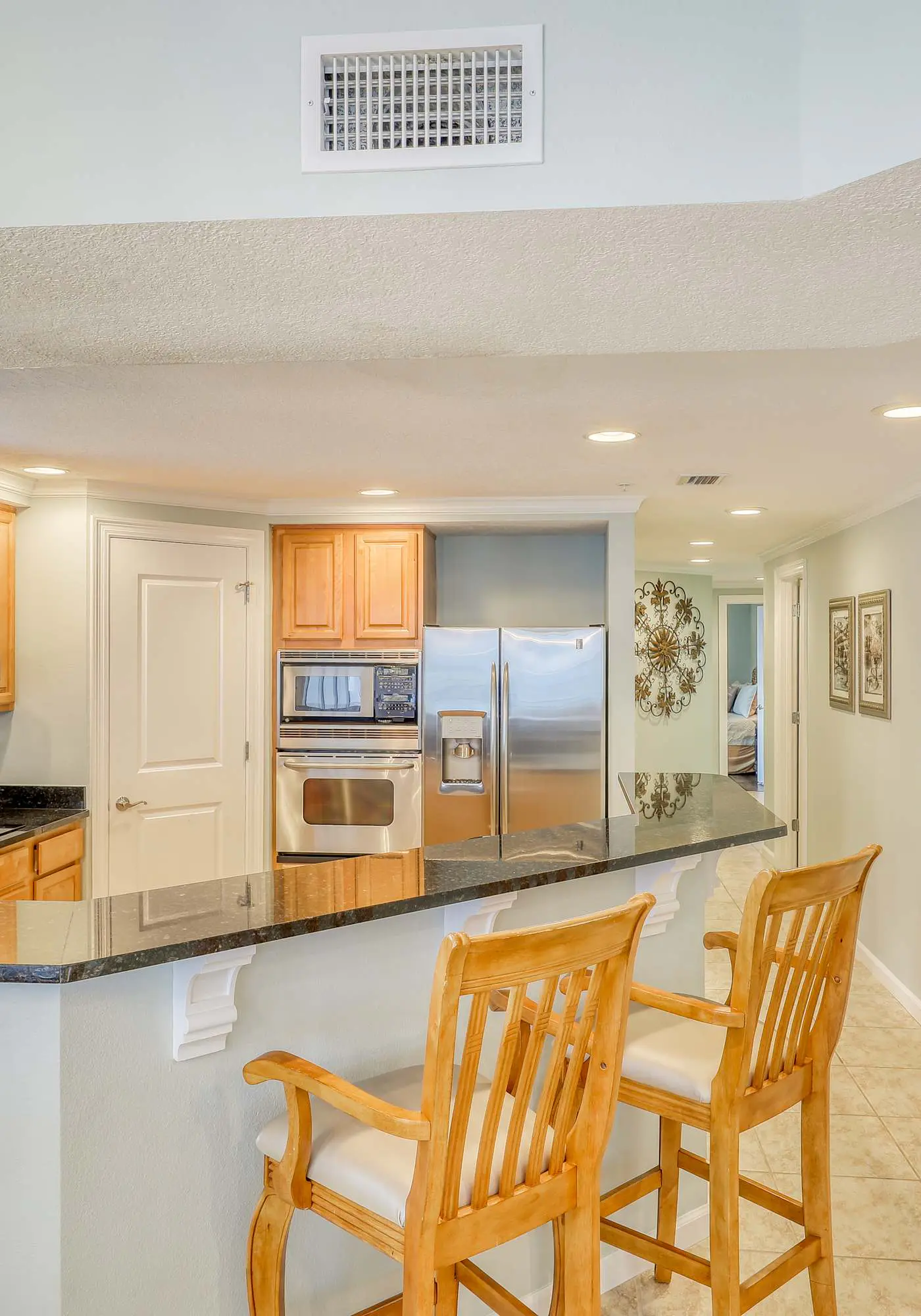 Gulf-front condo w private balcony & shared pool, hot tub, gym & sauna