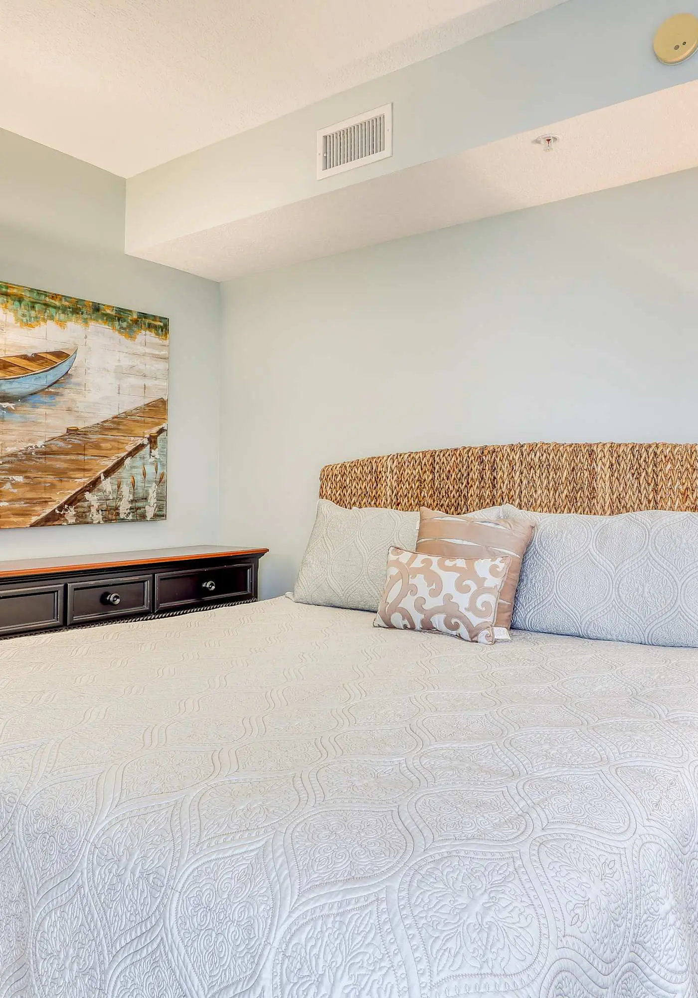 Gulf-front condo w private balcony & shared pool, hot tub, gym & sauna