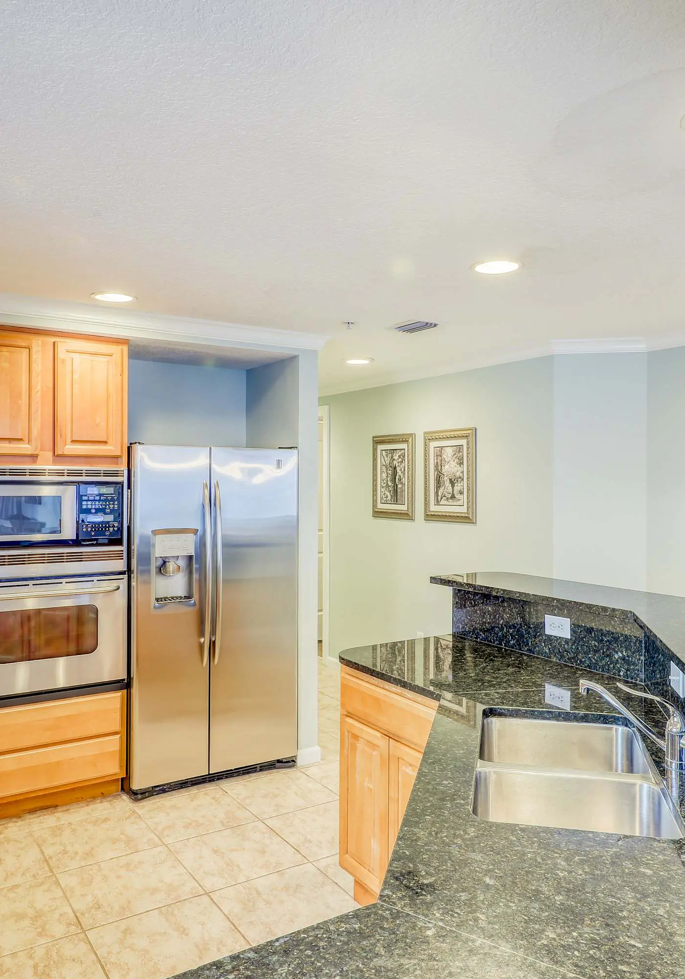Gulf-front condo w private balcony & shared pool, hot tub, gym & sauna
