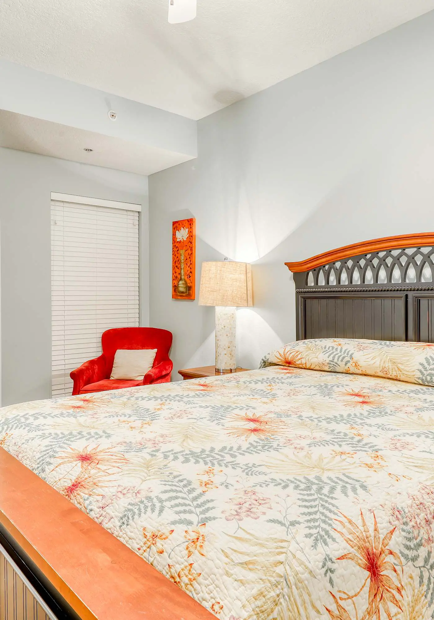 Gulf-front condo w private balcony & shared pool, hot tub, gym & sauna