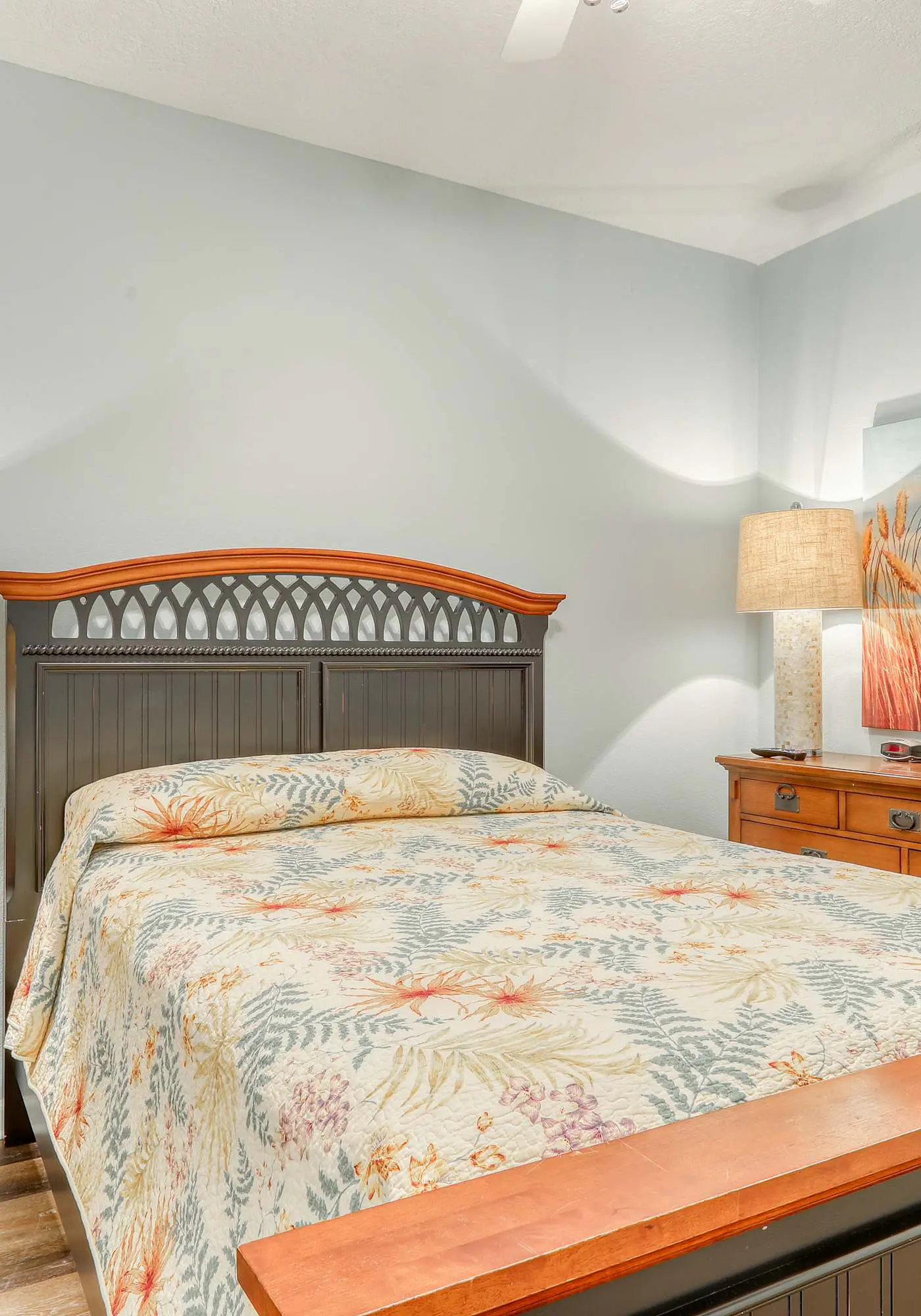 Gulf-front condo w private balcony & shared pool, hot tub, gym & sauna