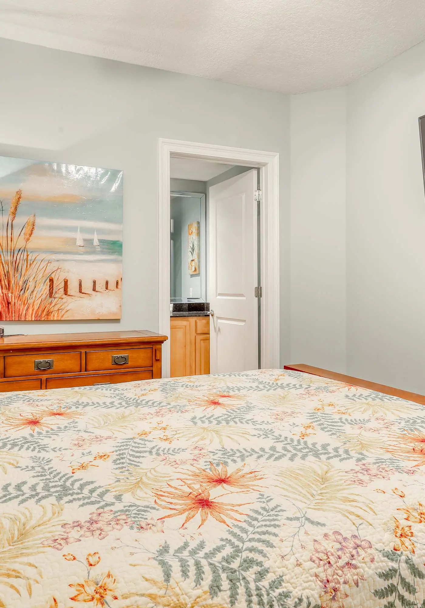 Gulf-front condo w private balcony & shared pool, hot tub, gym & sauna