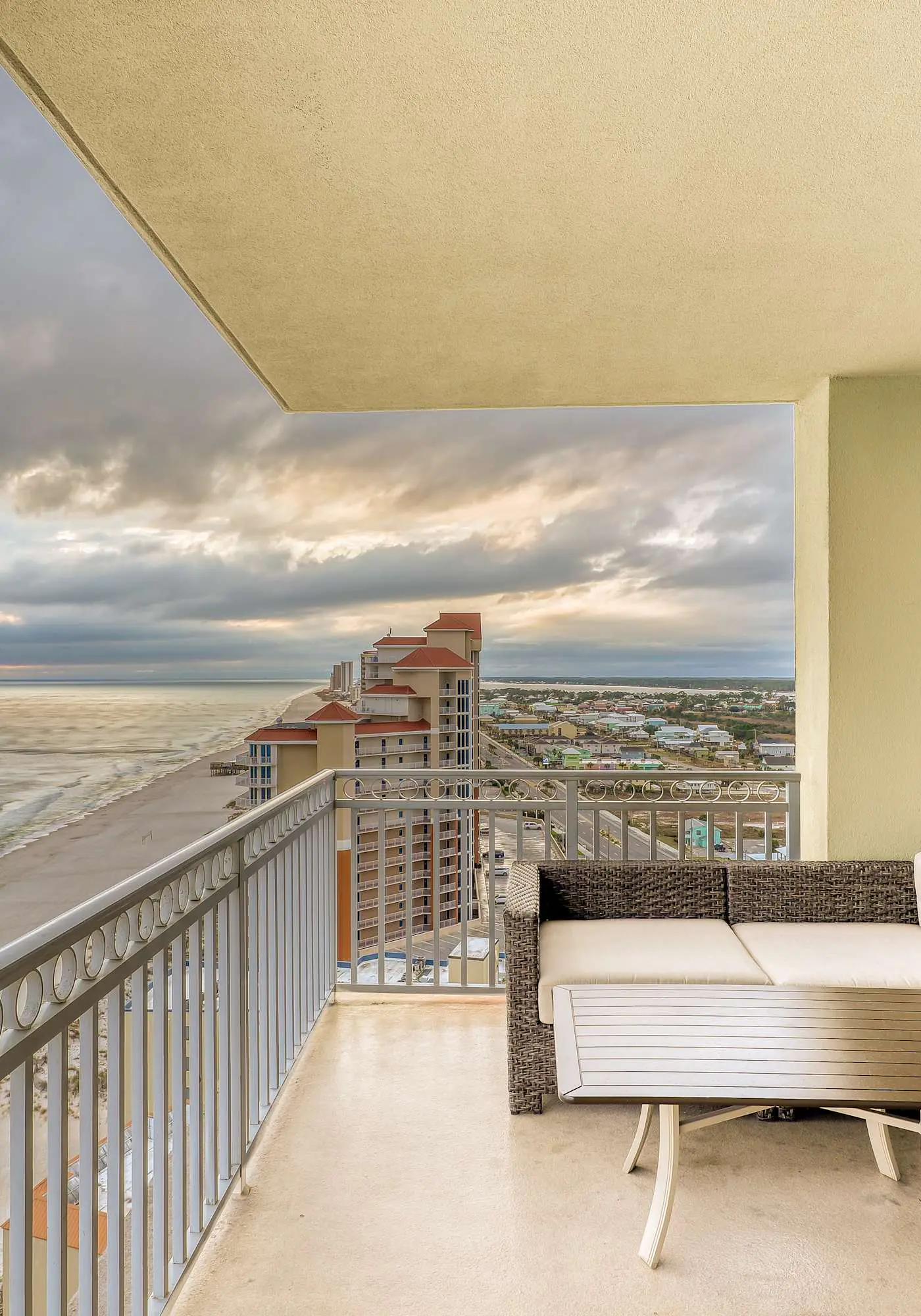 Gulf-front condo w private balcony & shared pool, hot tub, gym & sauna