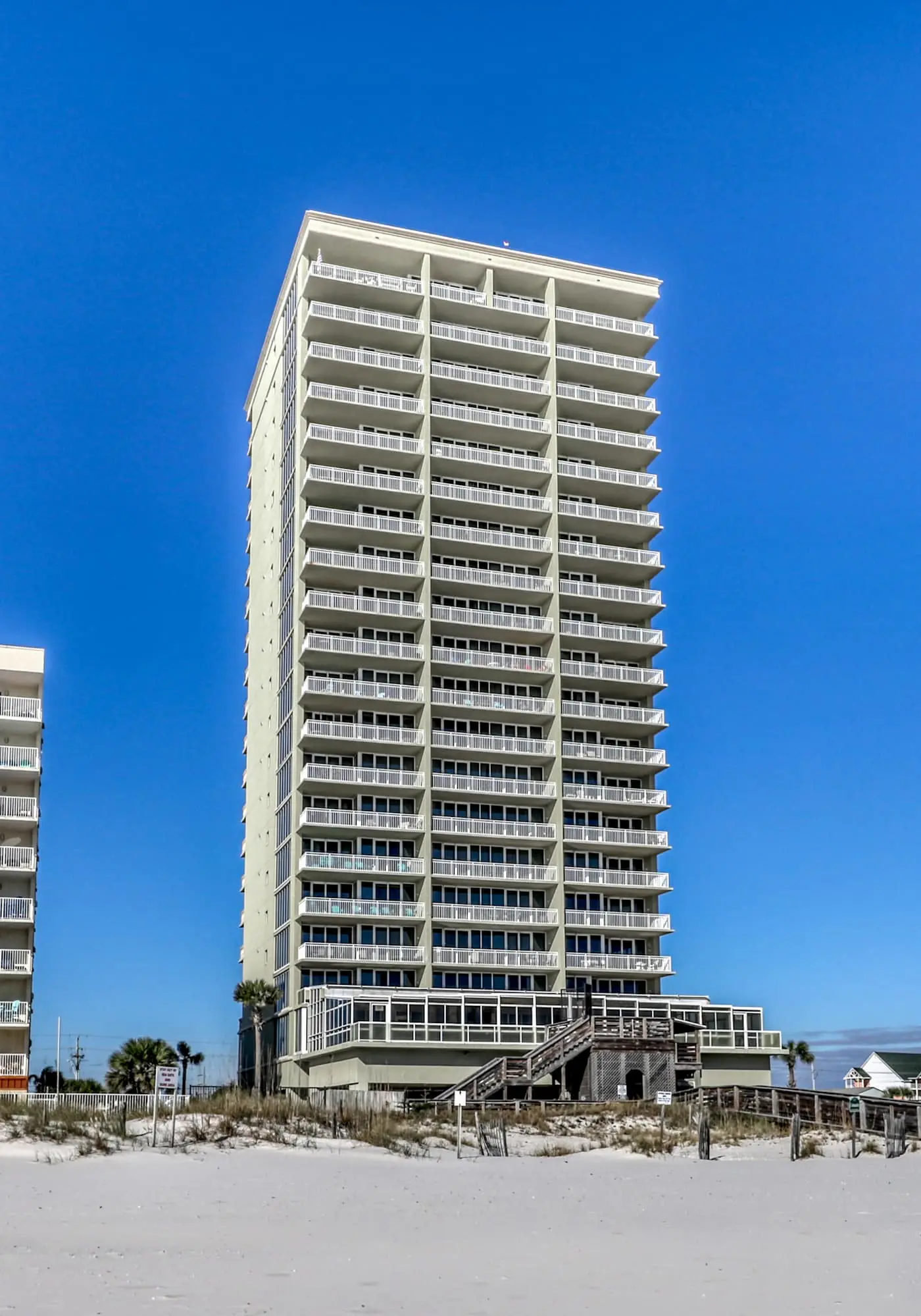 Gulf-front condo w private balcony & shared pool, hot tub, gym & sauna