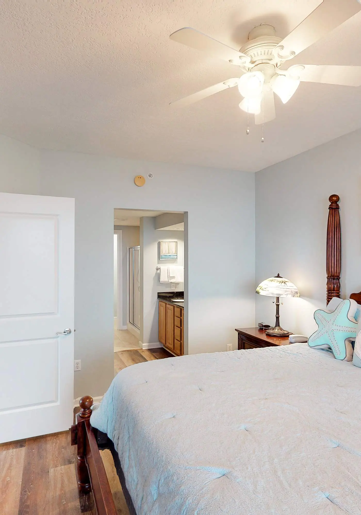 Gulf-front condo w private balcony & shared pool, hot tub, gym & sauna