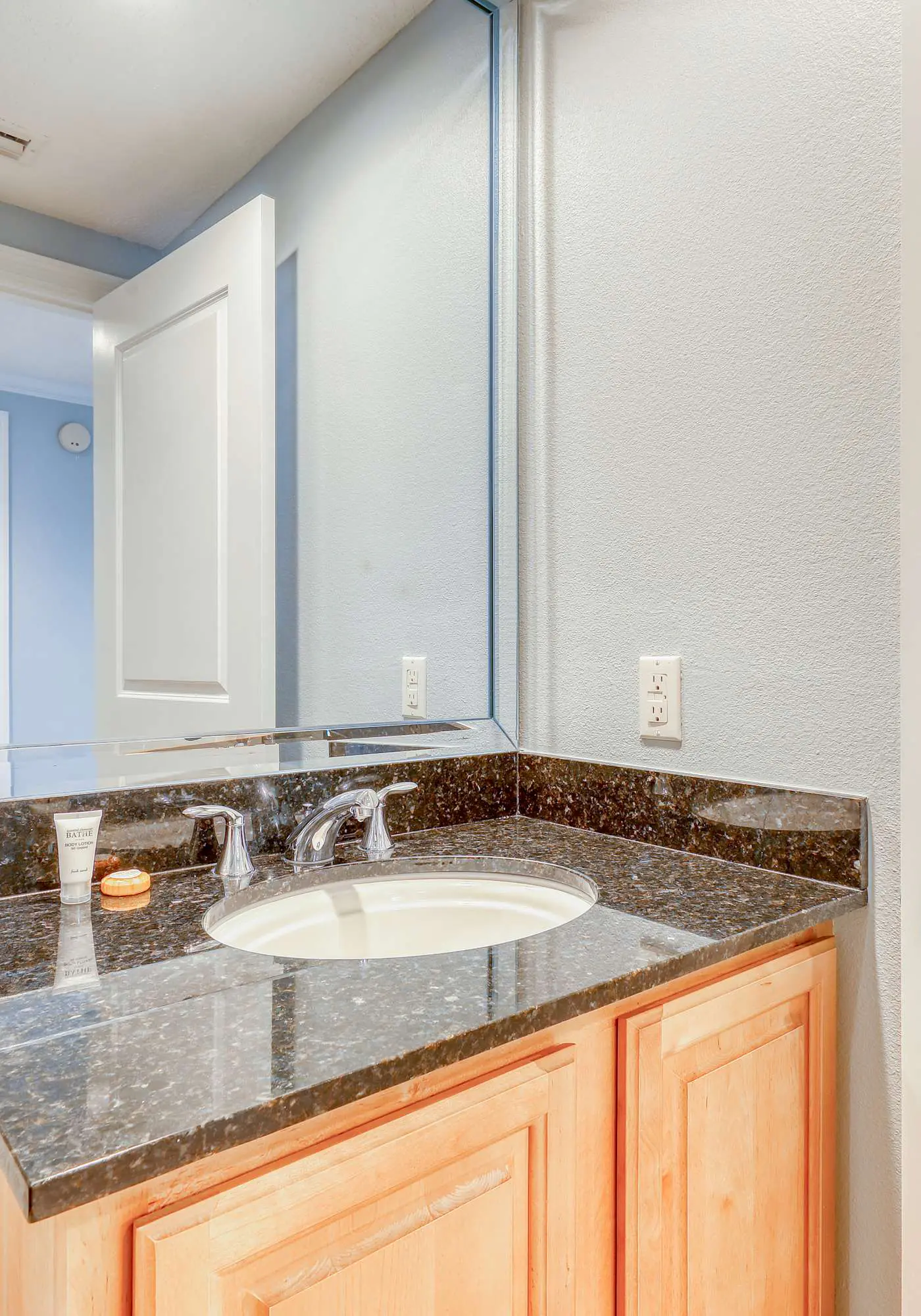 Gulf-front condo w private balcony & shared pool, hot tub, gym & sauna