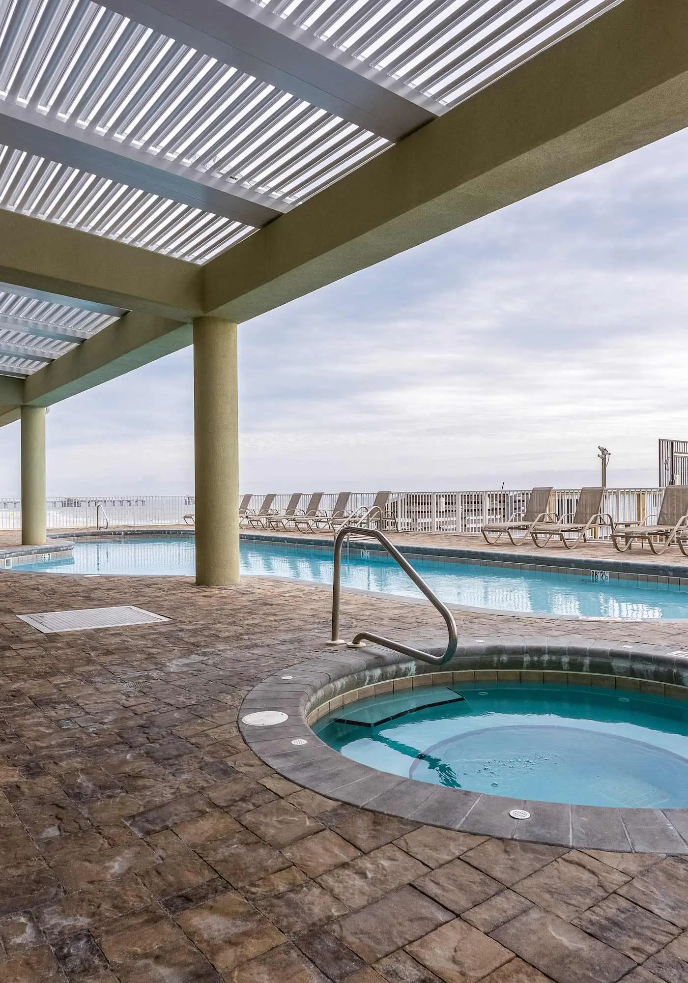 Gulf-front condo w private balcony & shared pool, hot tub, gym & sauna