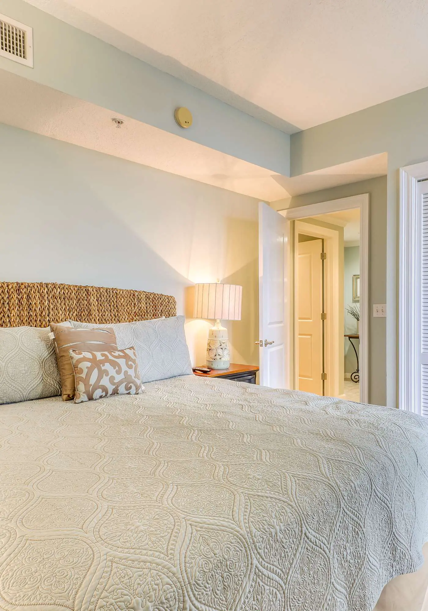 Gulf-front condo w private balcony & shared pool, hot tub, gym & sauna
