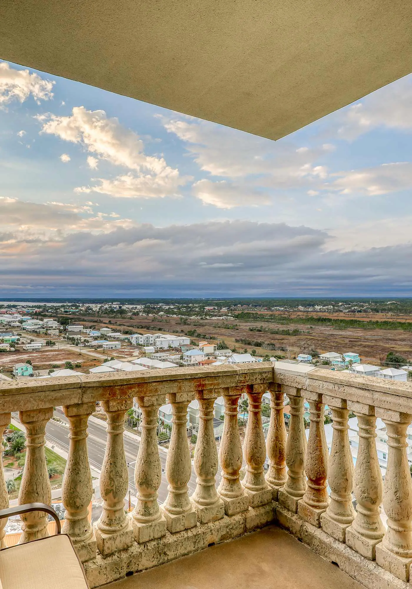 Gulf-front condo w private balcony & shared pool, hot tub, gym & sauna
