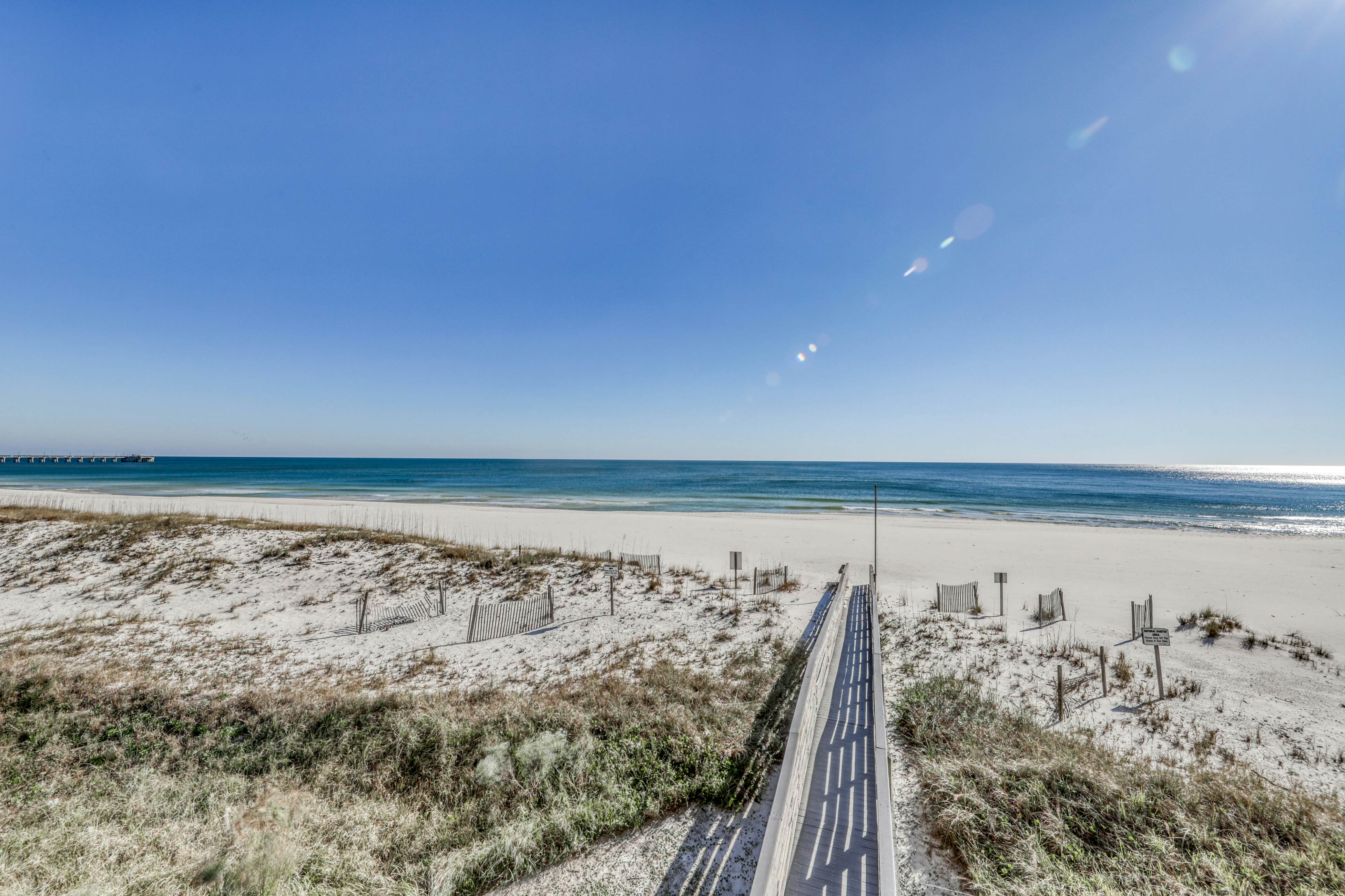 Gulf-front condo w great location, beach access & shared pool hot tub