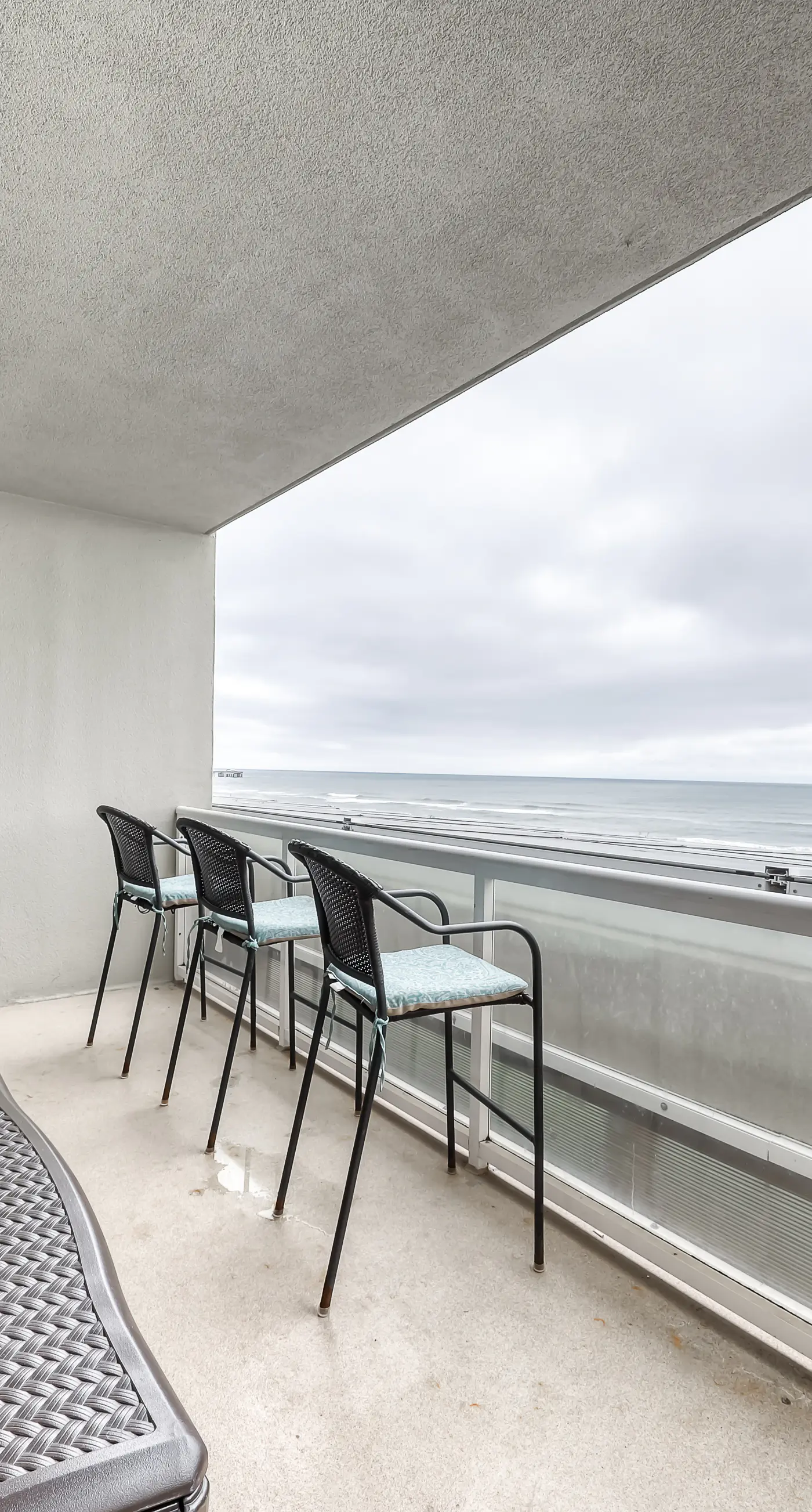 Gulf-front condo w great location, beach access & shared pool hot tub