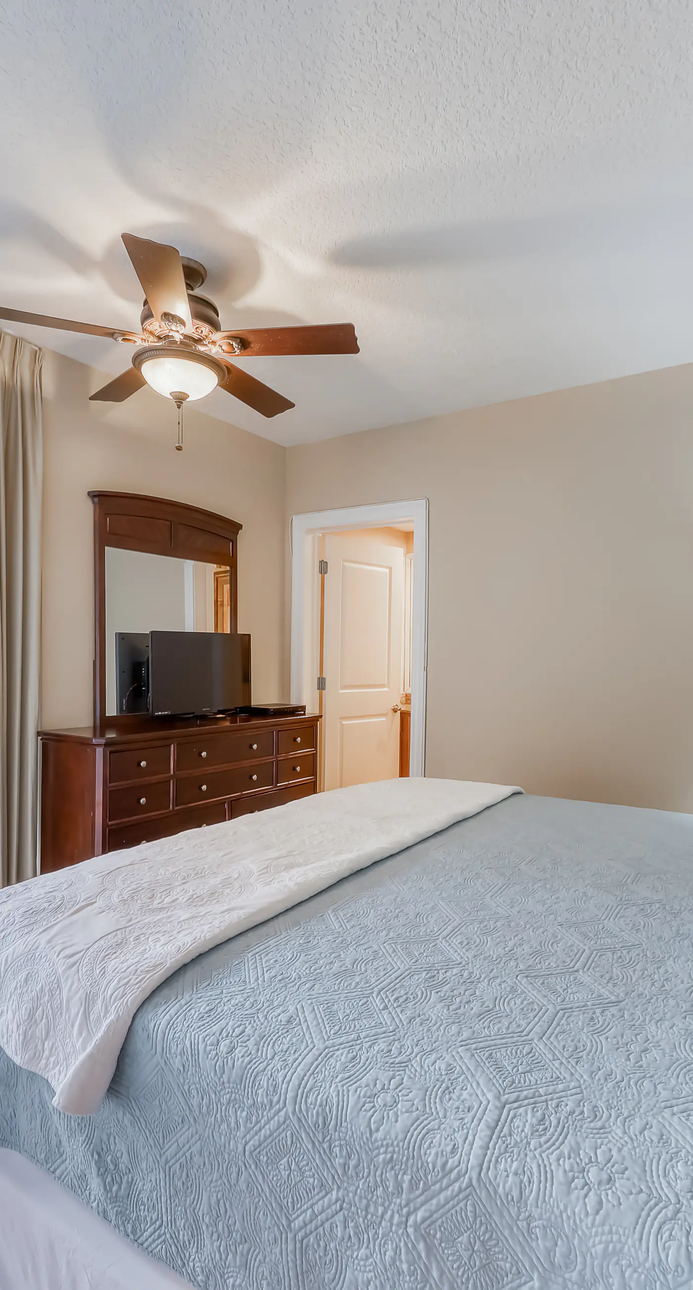 Gulf-front condo w great location, beach access & shared pool hot tub