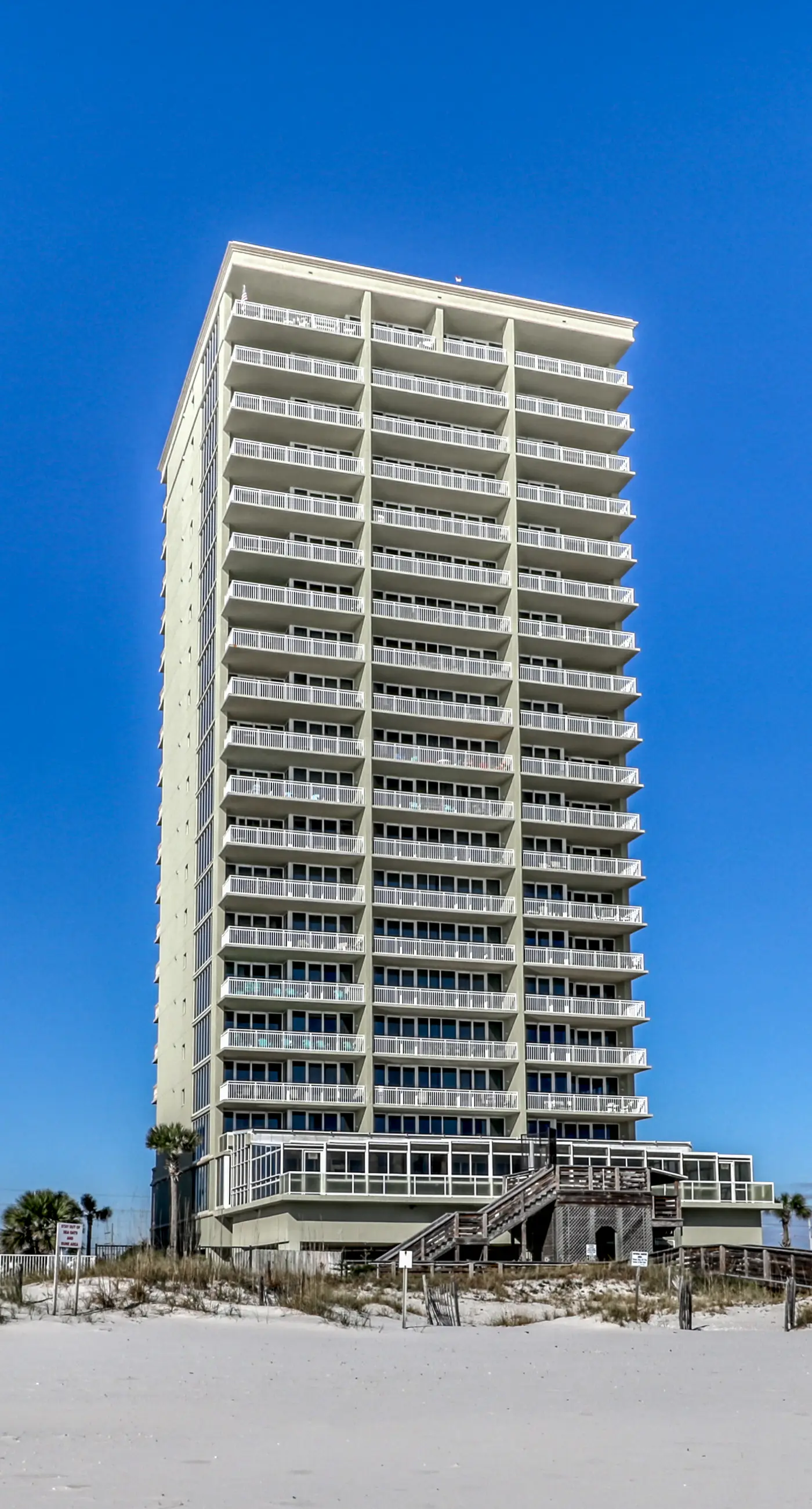 Gulf-front condo w great location, beach access & shared pool hot tub