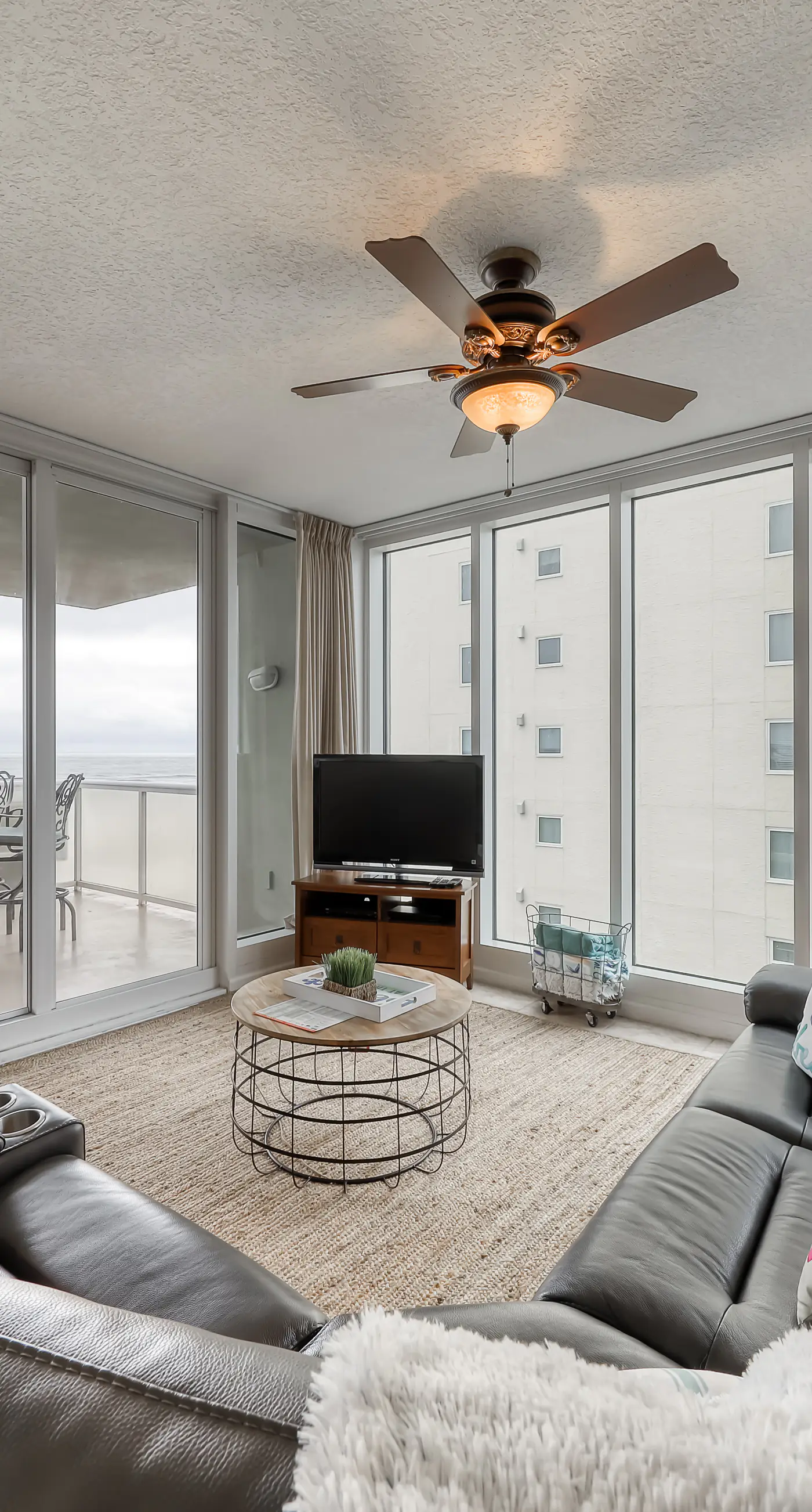 Gulf-front condo w great location, beach access & shared pool hot tub