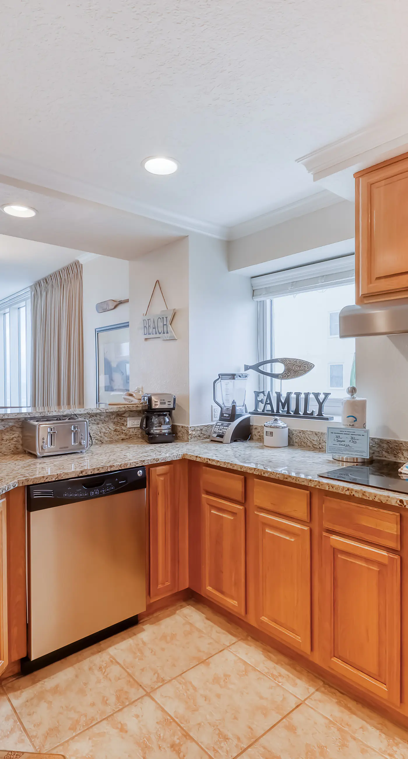 Gulf-front condo w great location, beach access & shared pool hot tub