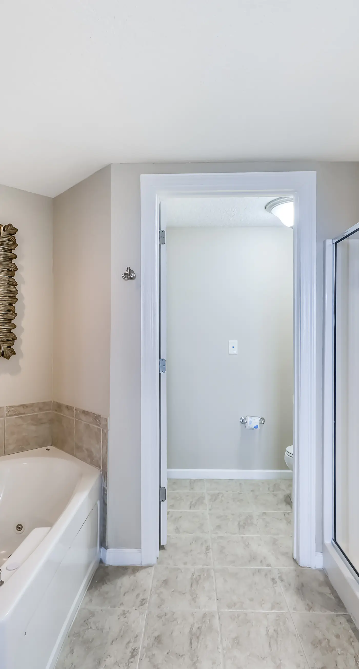 Gulf-front condo w great location, beach access & shared pool hot tub