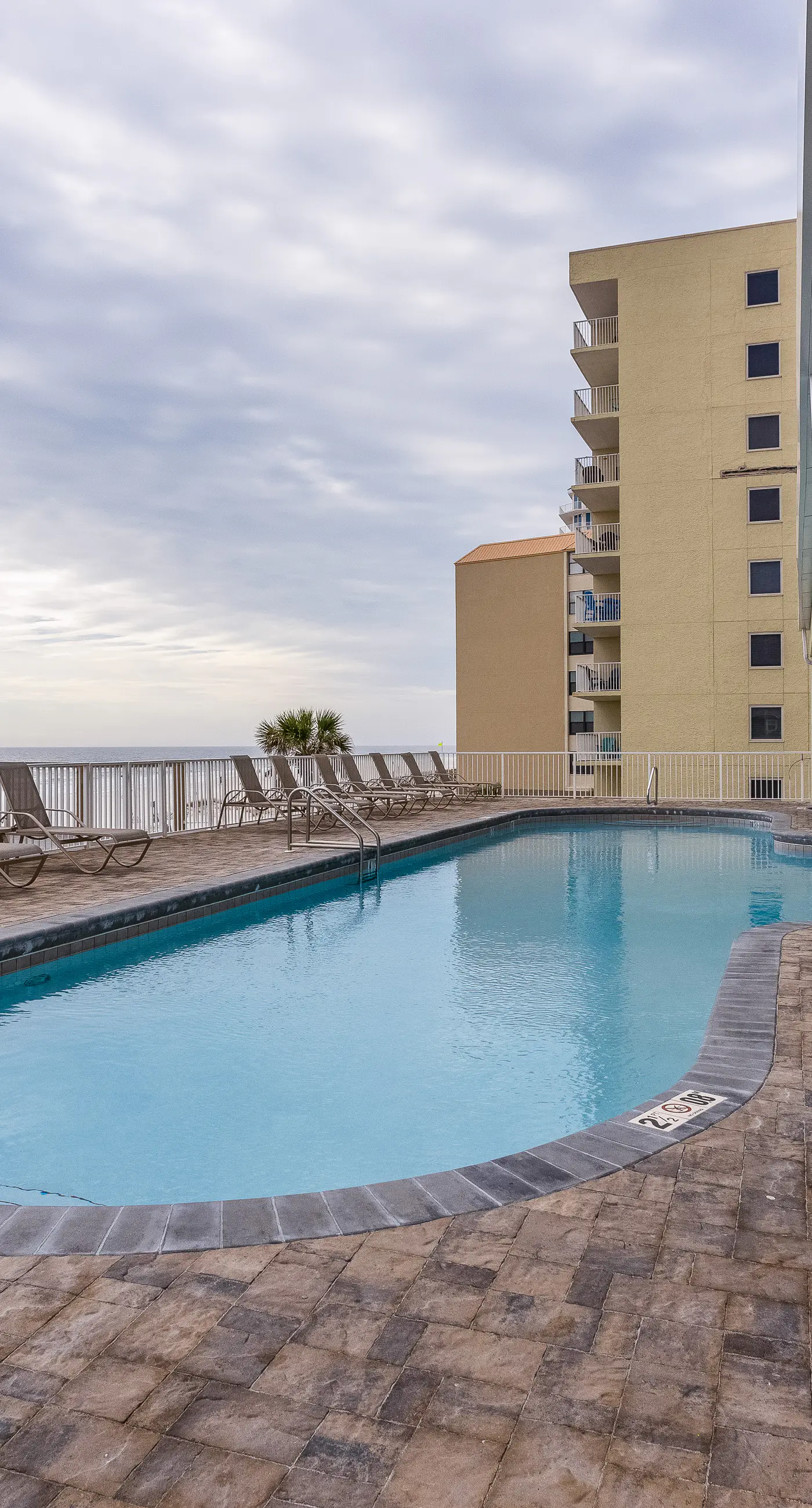 Gulf-front condo w great location, beach access & shared pool hot tub