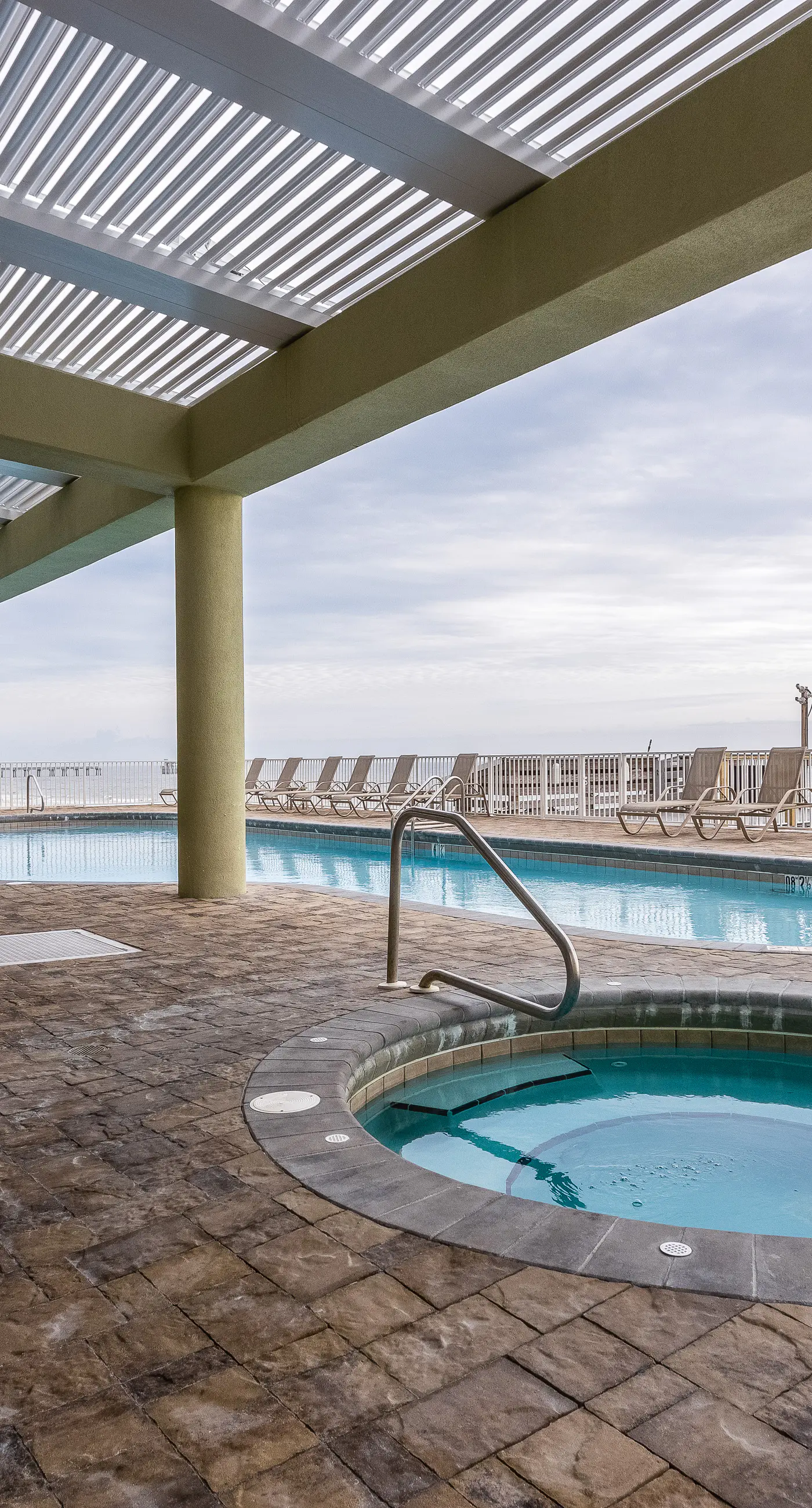 Gulf-front condo w great location, beach access & shared pool hot tub