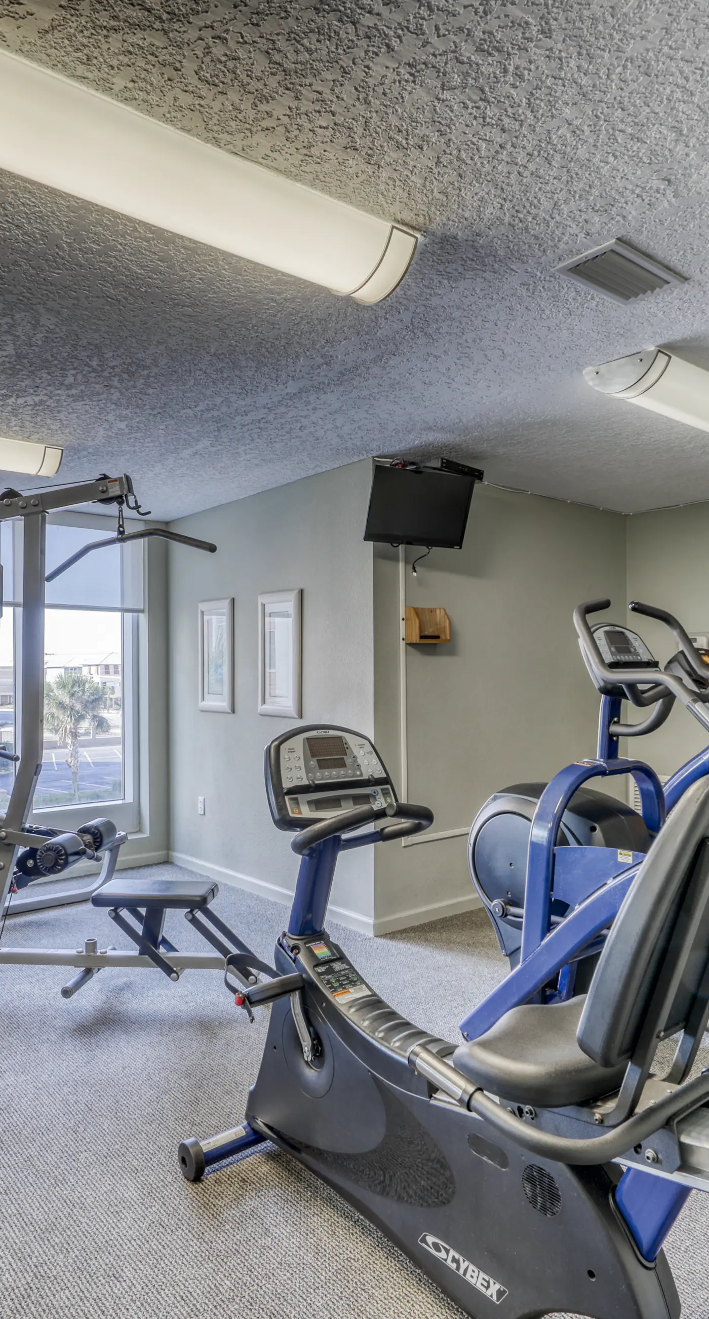 Gulf-front condo w great location, beach access & shared pool hot tub