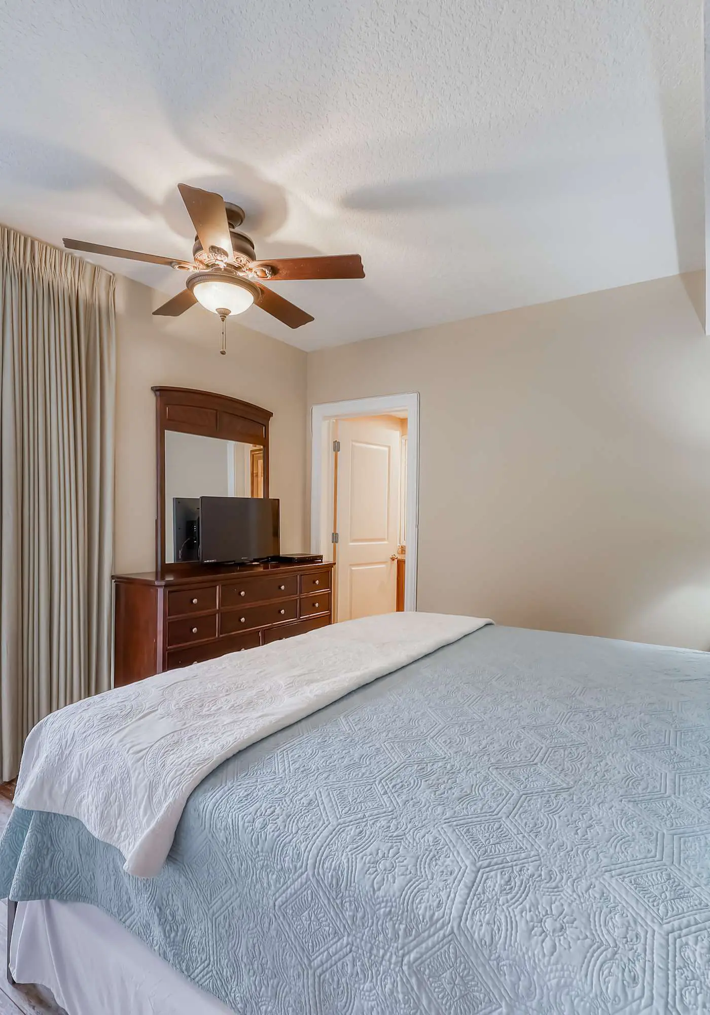 Gulf-front condo w great location, beach access & shared pool hot tub