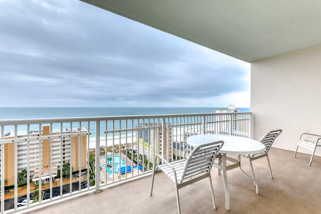 Corner condo with Gulf lagoon views, beach access & pools lazy river