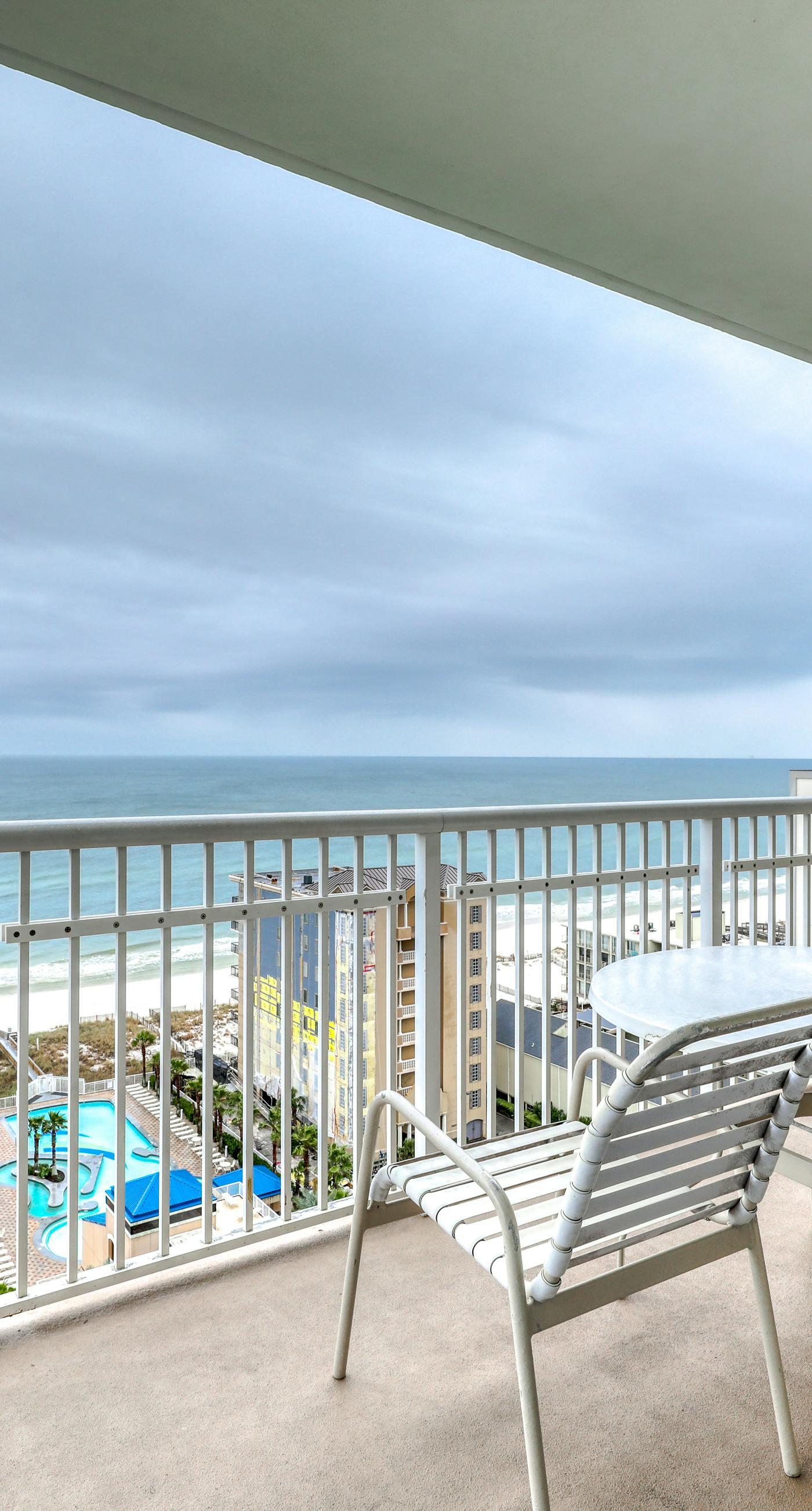 Corner condo with Gulf lagoon views, beach access & pools lazy river