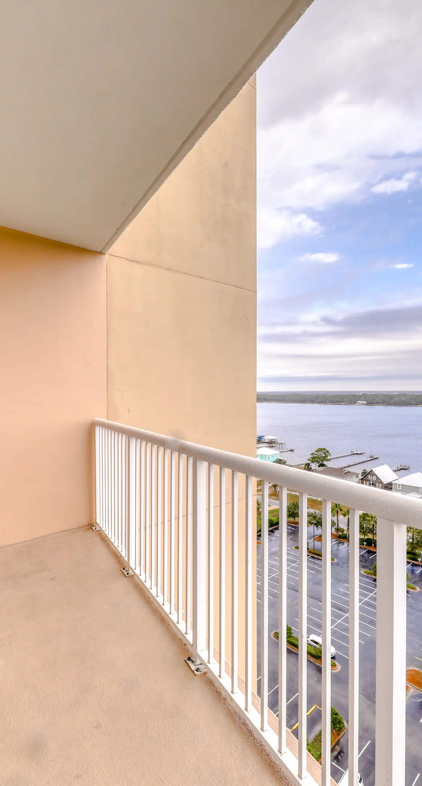Corner condo with Gulf lagoon views, beach access & pools lazy river