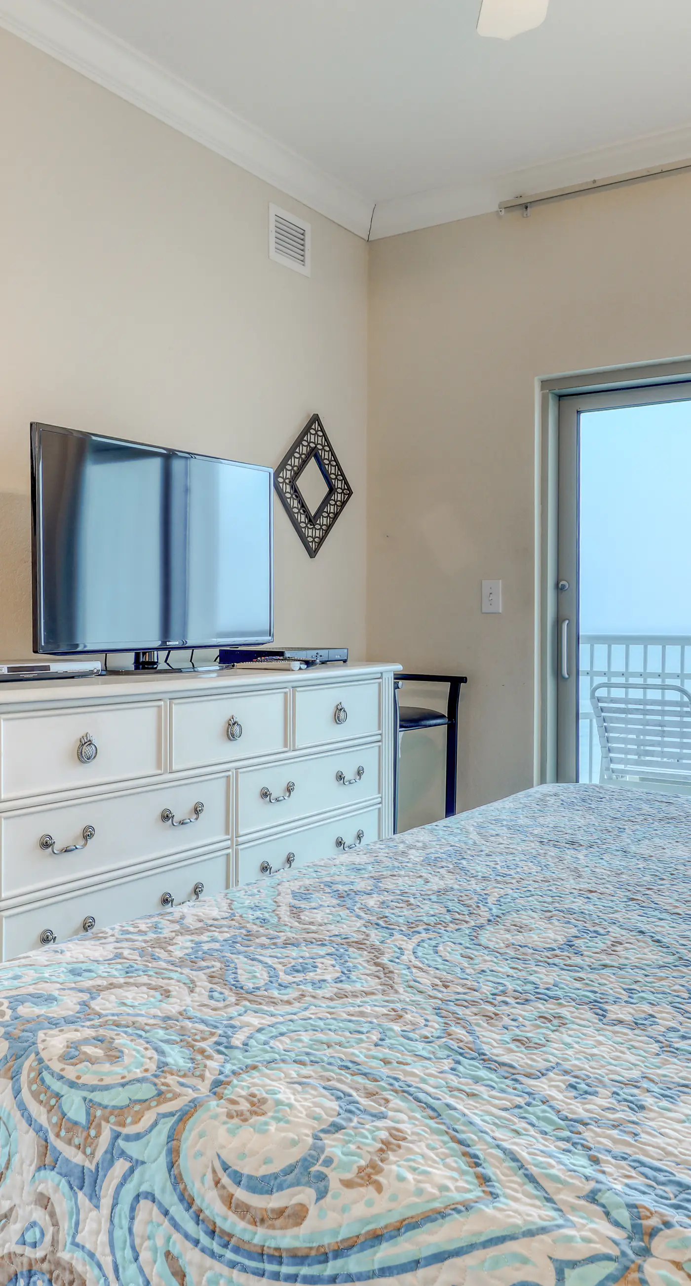 Corner condo with Gulf lagoon views, beach access & pools lazy river