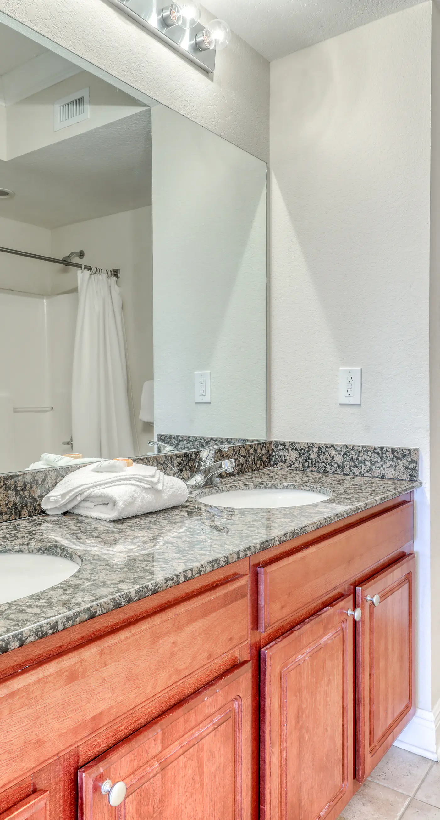 Corner condo with Gulf lagoon views, beach access & pools lazy river