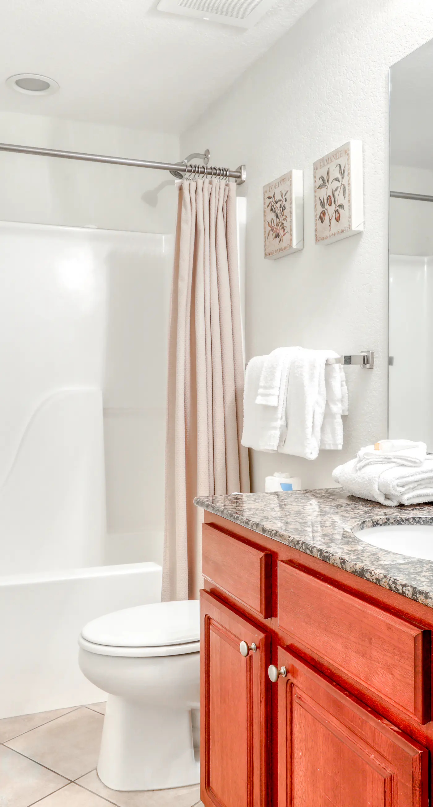 Corner condo with Gulf lagoon views, beach access & pools lazy river