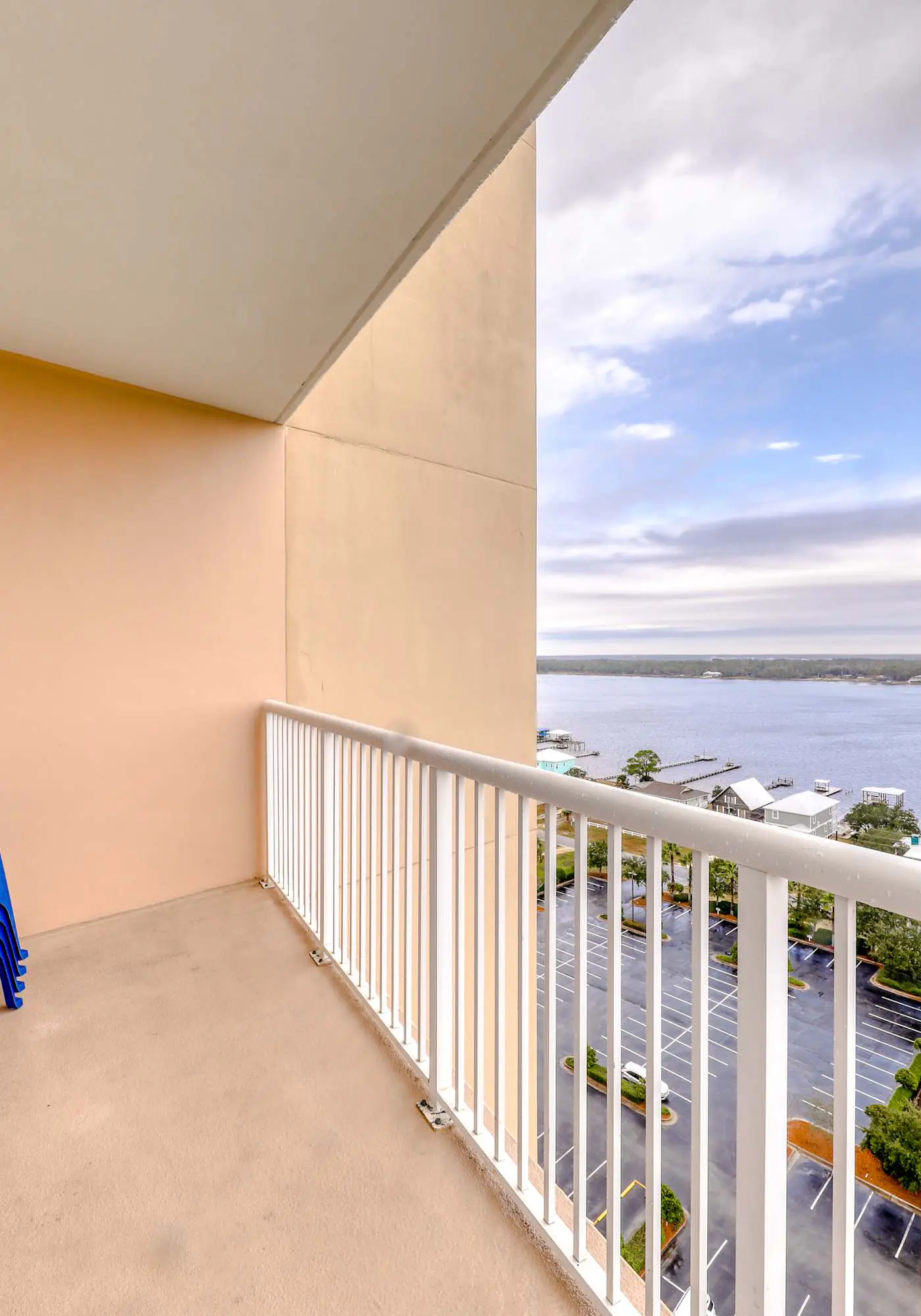 Corner condo with Gulf lagoon views, beach access & pools lazy river