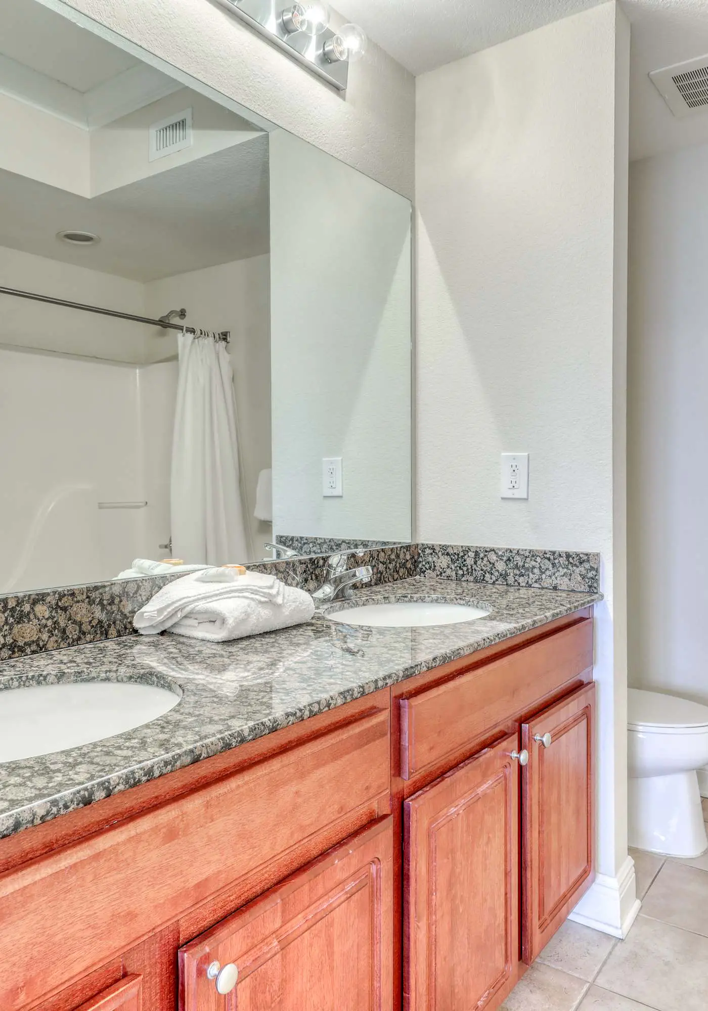 Corner condo with Gulf lagoon views, beach access & pools lazy river