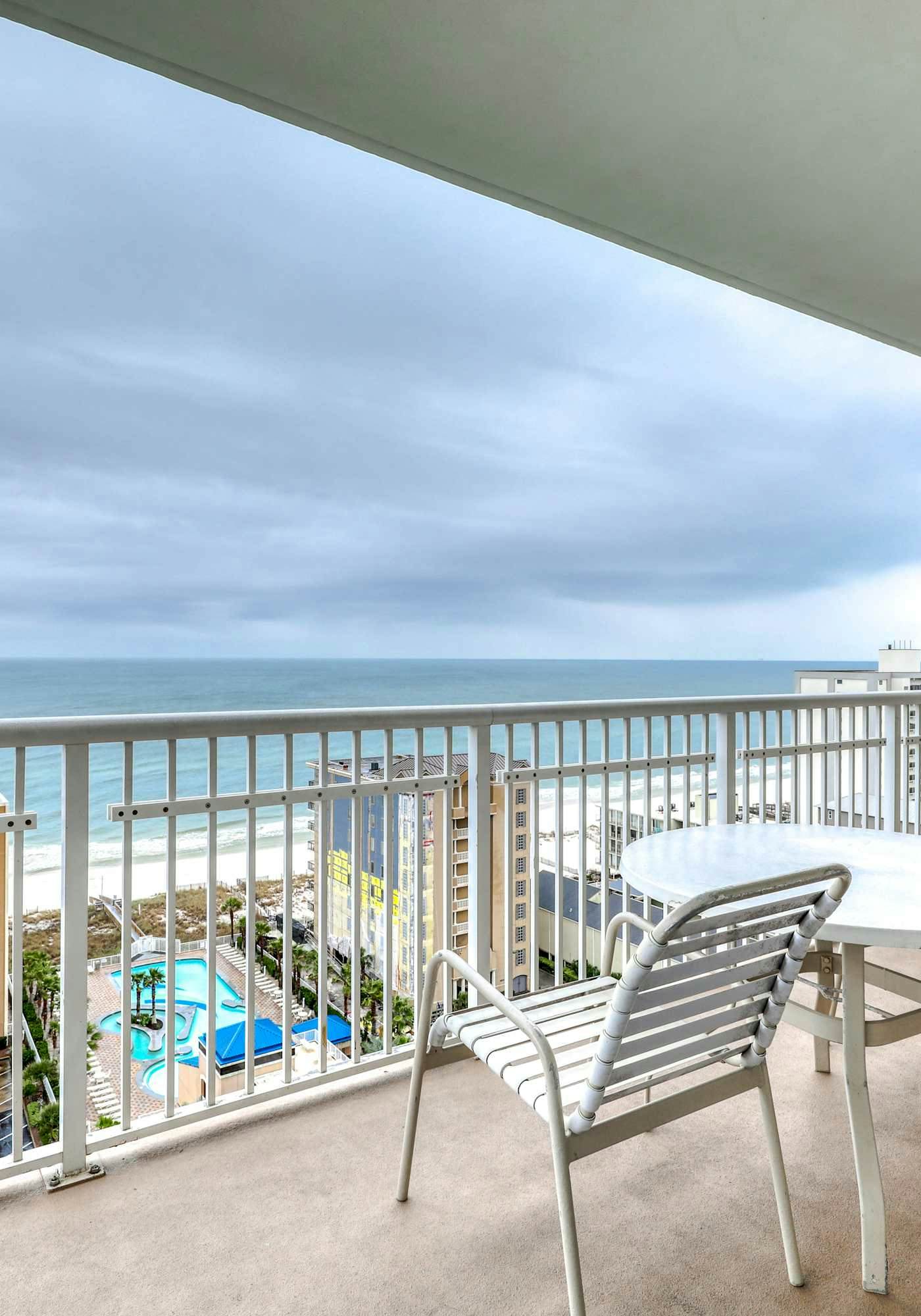 Corner condo with Gulf lagoon views, beach access & pools lazy river