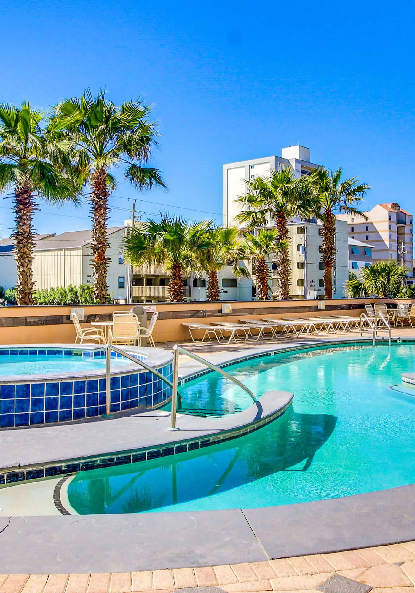Corner condo with Gulf lagoon views, beach access & pools lazy river