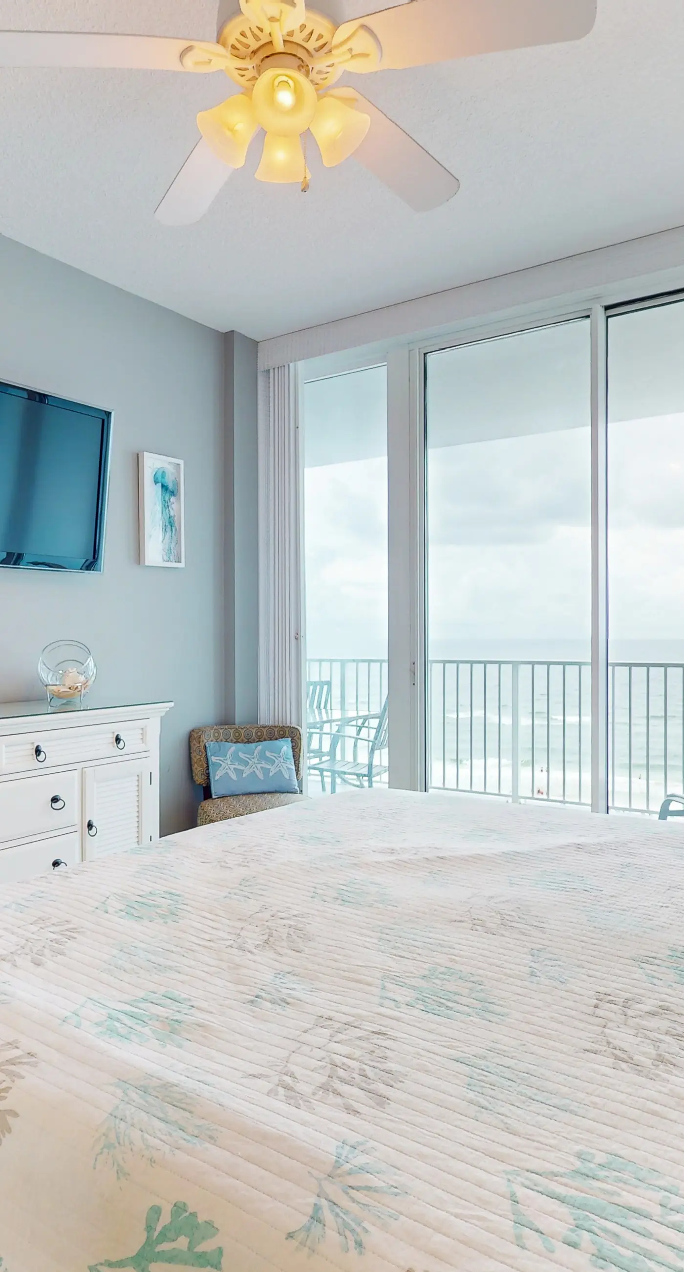 Beachfront condo with amazing views, multiple on-site pools & hot tubs